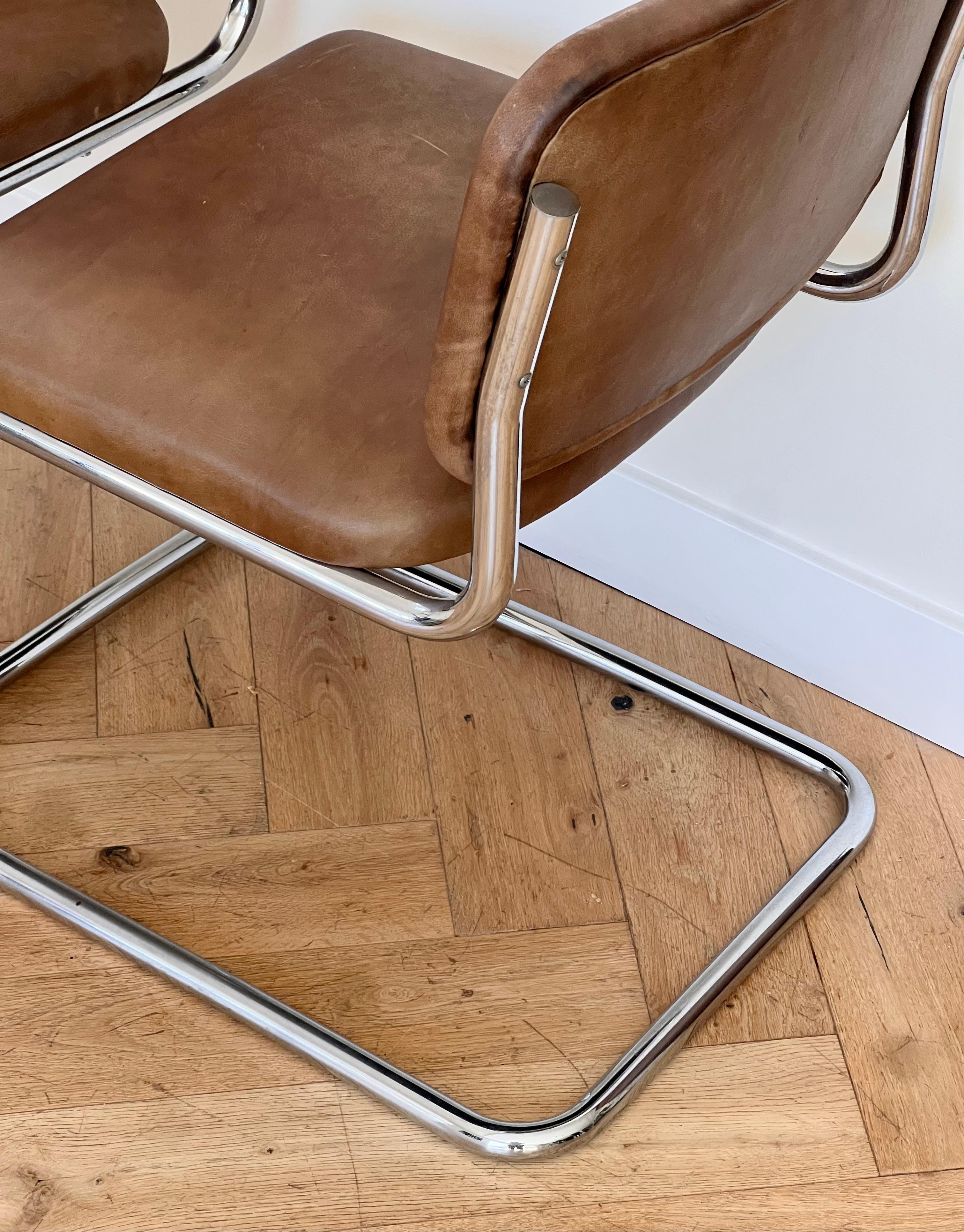 A pair of cantilever Cesca style chrome and leather chairs, 20th century For Sale 4