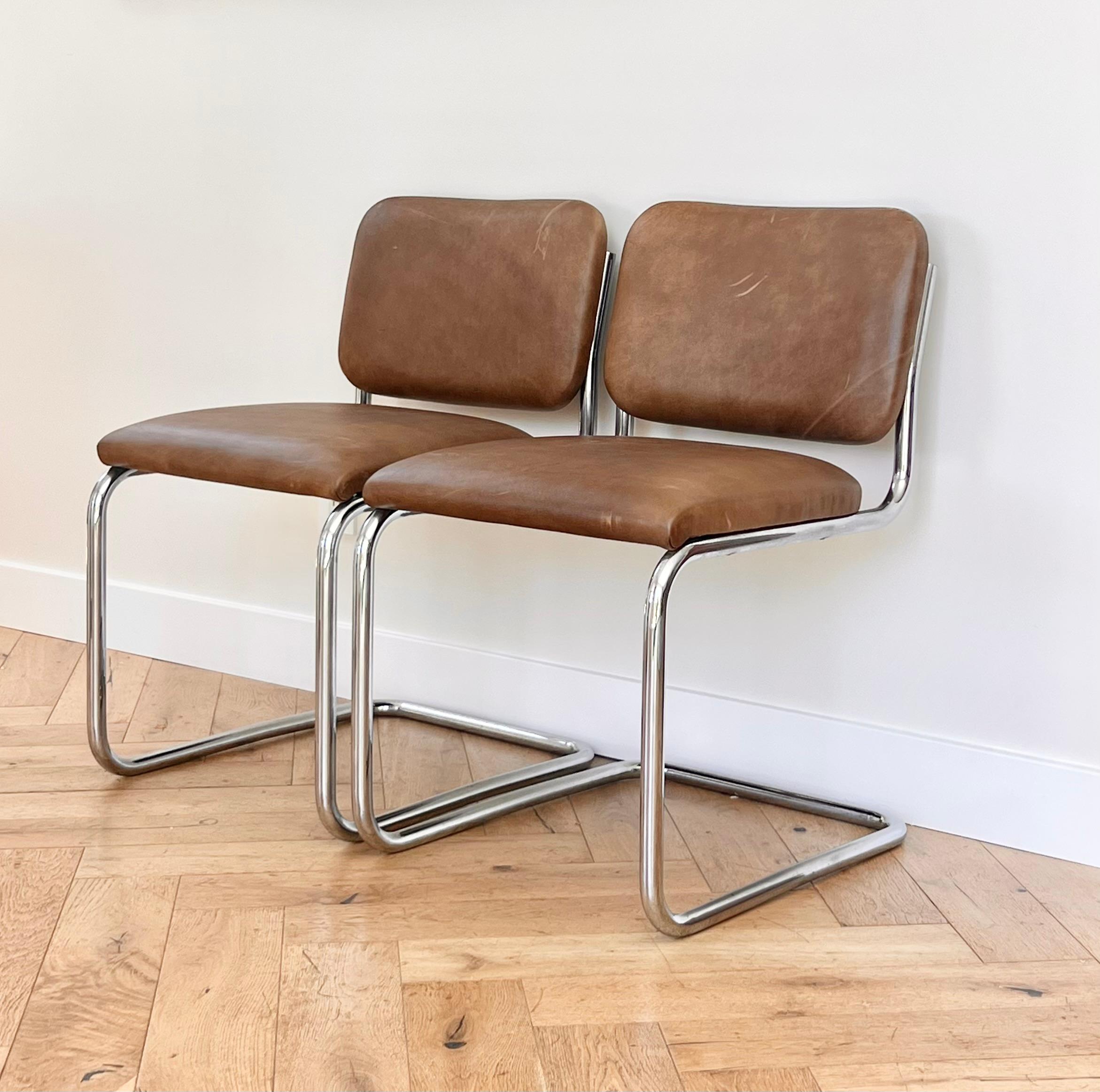 A pair of cantilever Cesca style chrome and leather chairs, 20th century For Sale 8