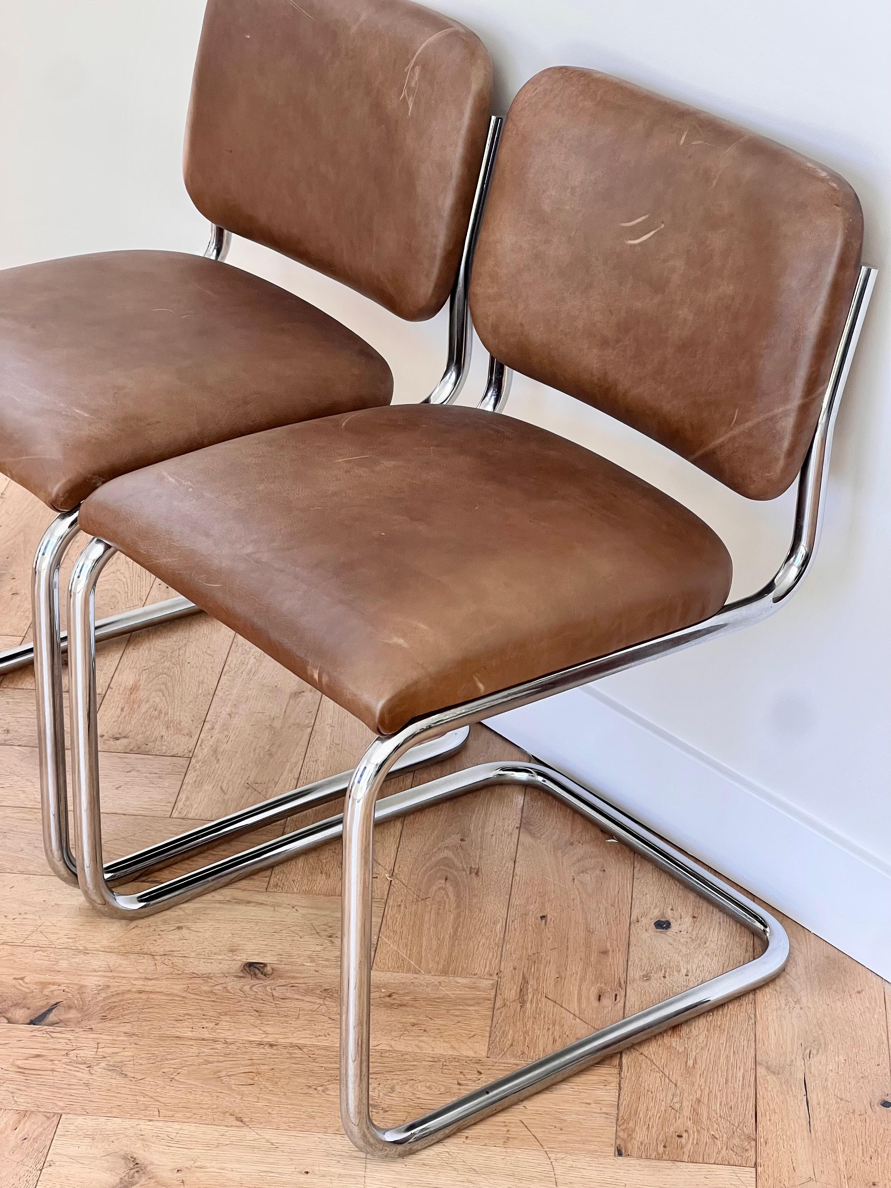 20th Century A pair of cantilever Cesca style chrome and leather chairs, 20th century For Sale