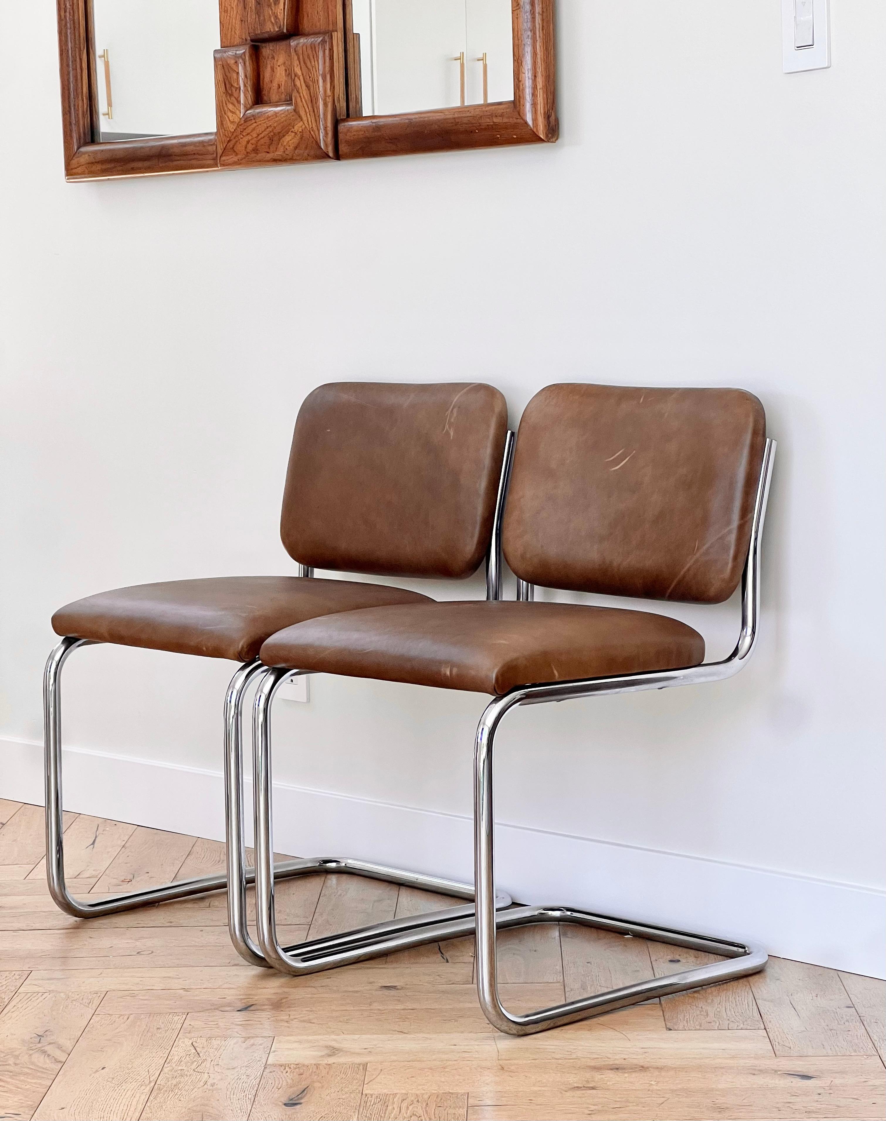 Leather A pair of cantilever Cesca style chrome and leather chairs, 20th century For Sale