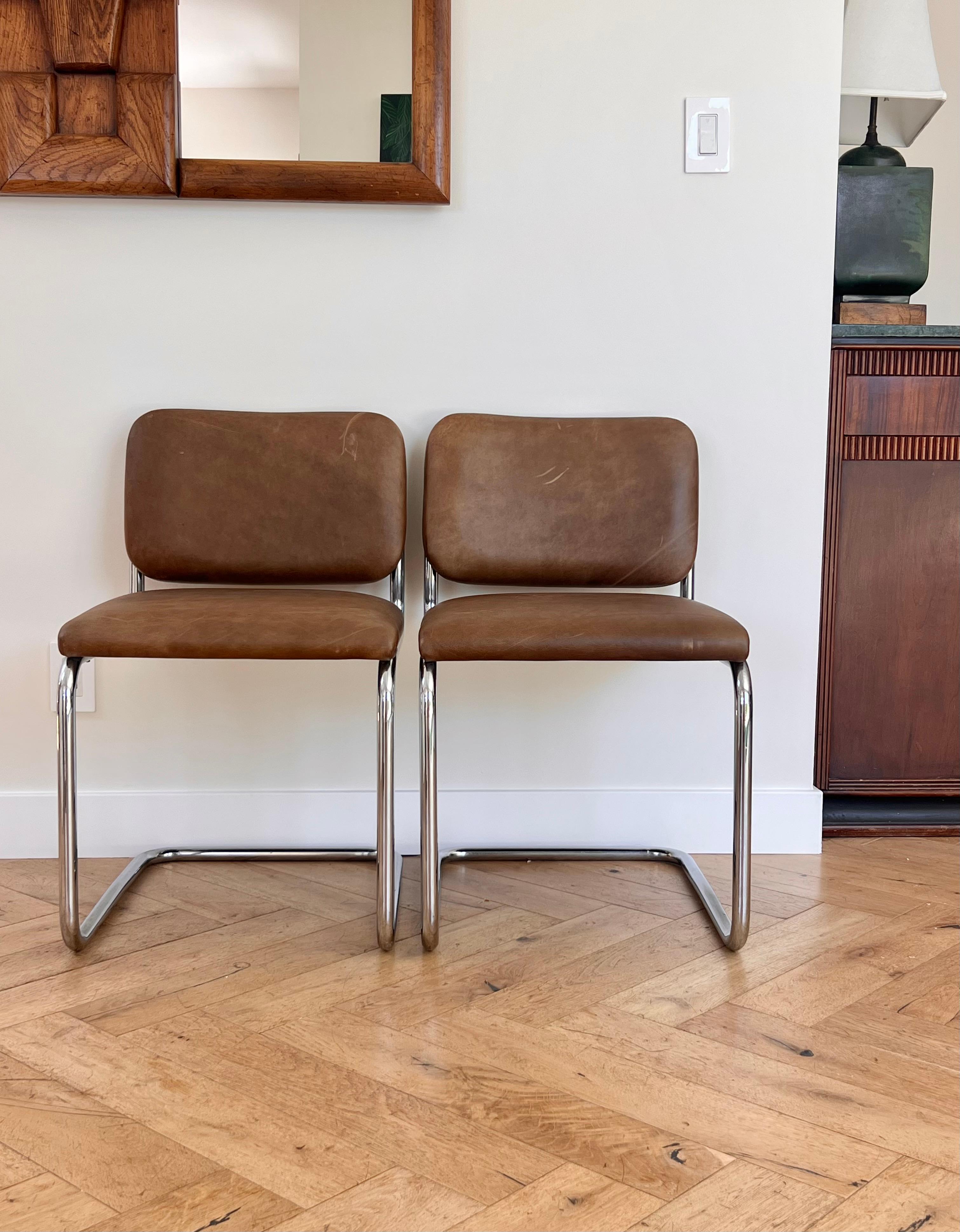 A pair of cantilever Cesca style chrome and leather chairs, 20th century For Sale 1