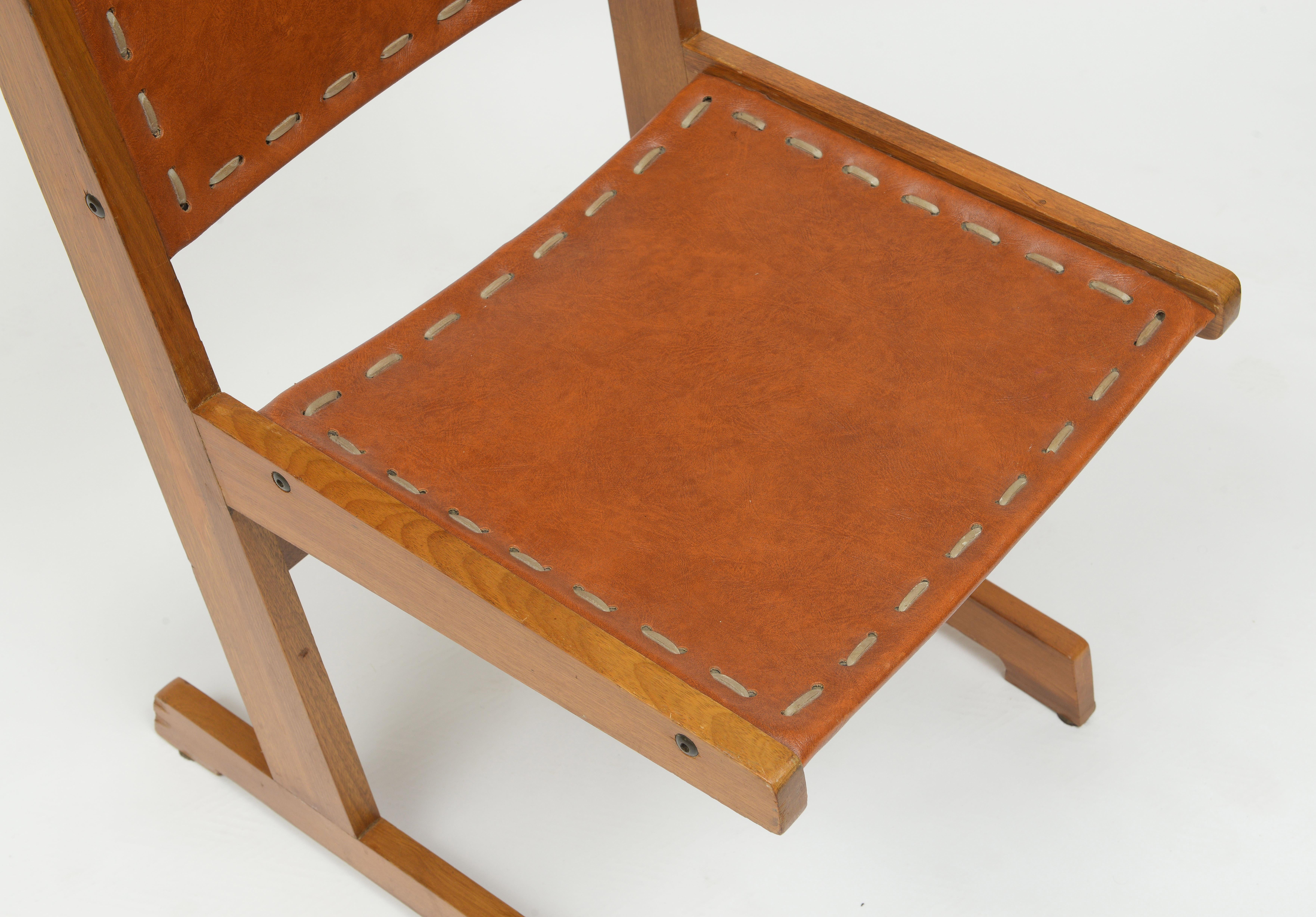 Paire de chaises à piètement luge en cuir colombien du milieu du siècle dernier  en vente 4