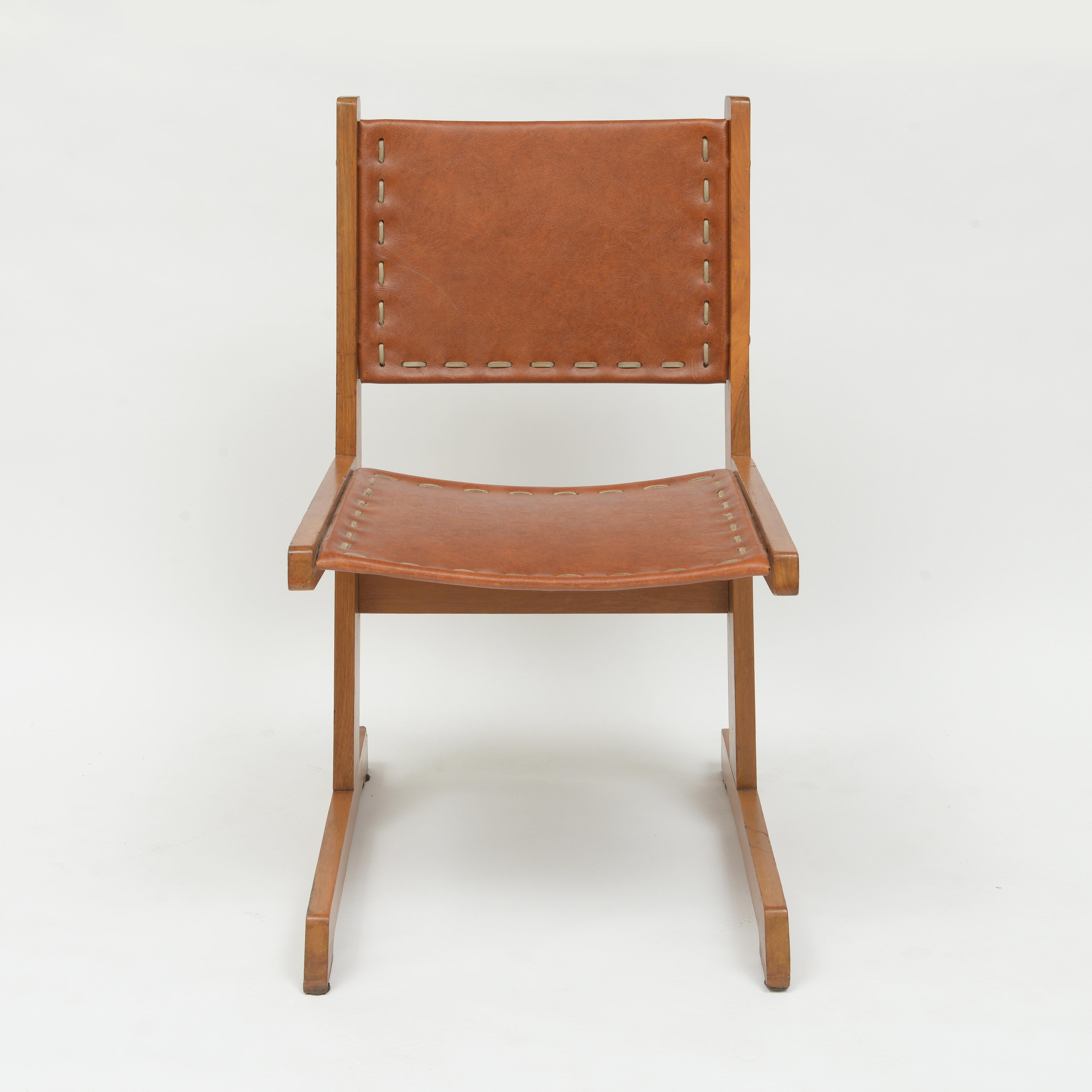 Colombien Paire de chaises à piètement luge en cuir colombien du milieu du siècle dernier  en vente