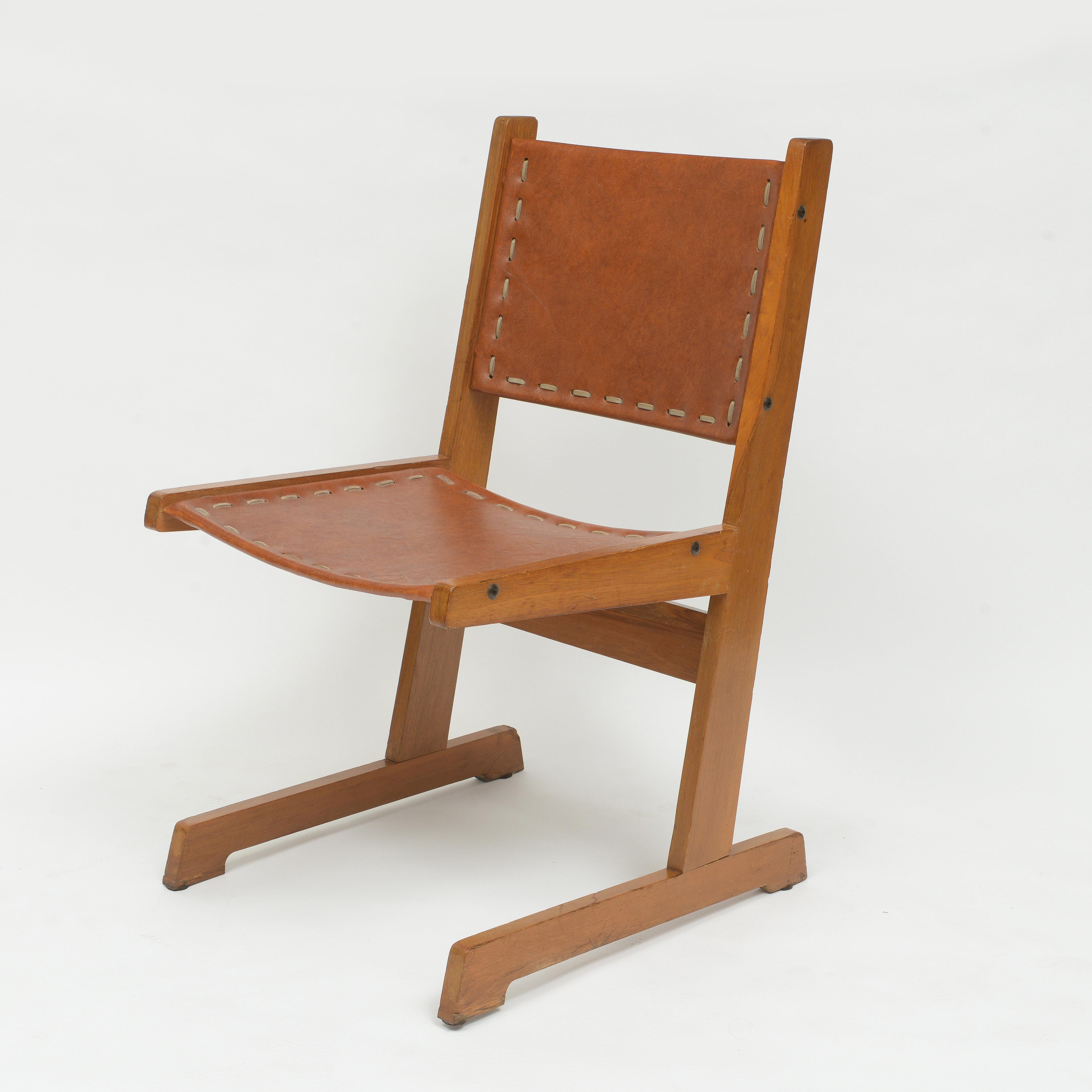 Fait main Paire de chaises à piètement luge en cuir colombien du milieu du siècle dernier  en vente