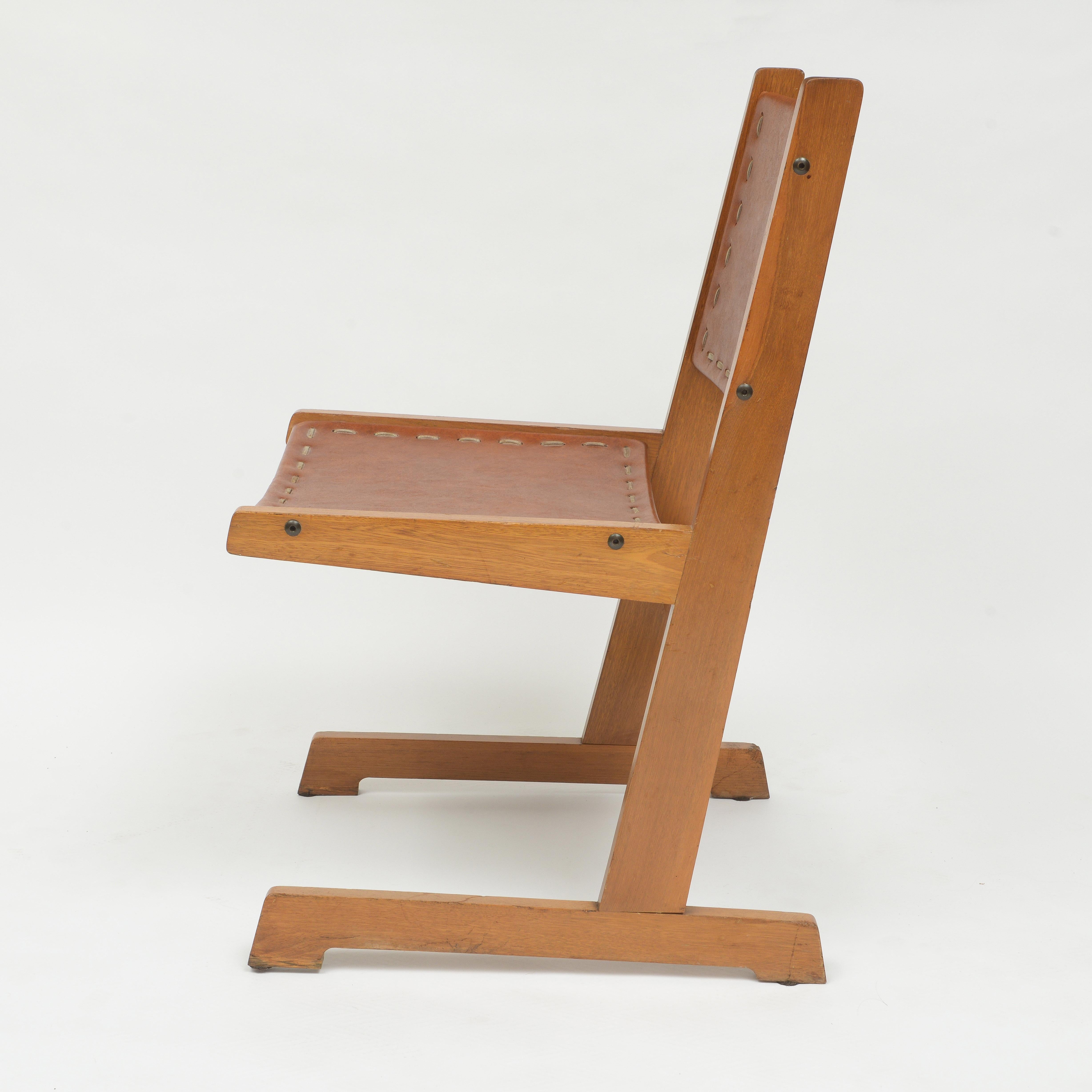 20ième siècle Paire de chaises à piètement luge en cuir colombien du milieu du siècle dernier  en vente