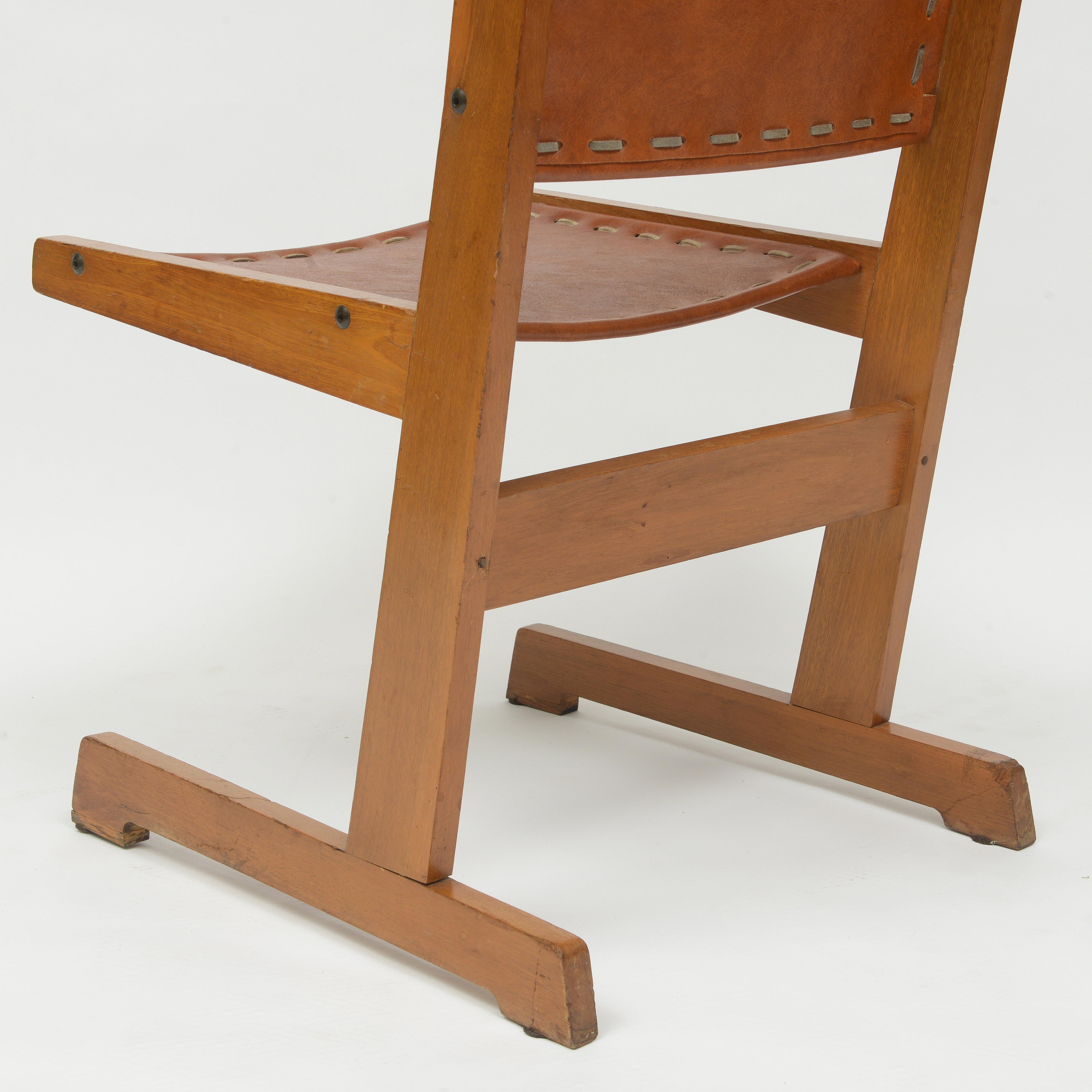 Cuir Paire de chaises à piètement luge en cuir colombien du milieu du siècle dernier  en vente