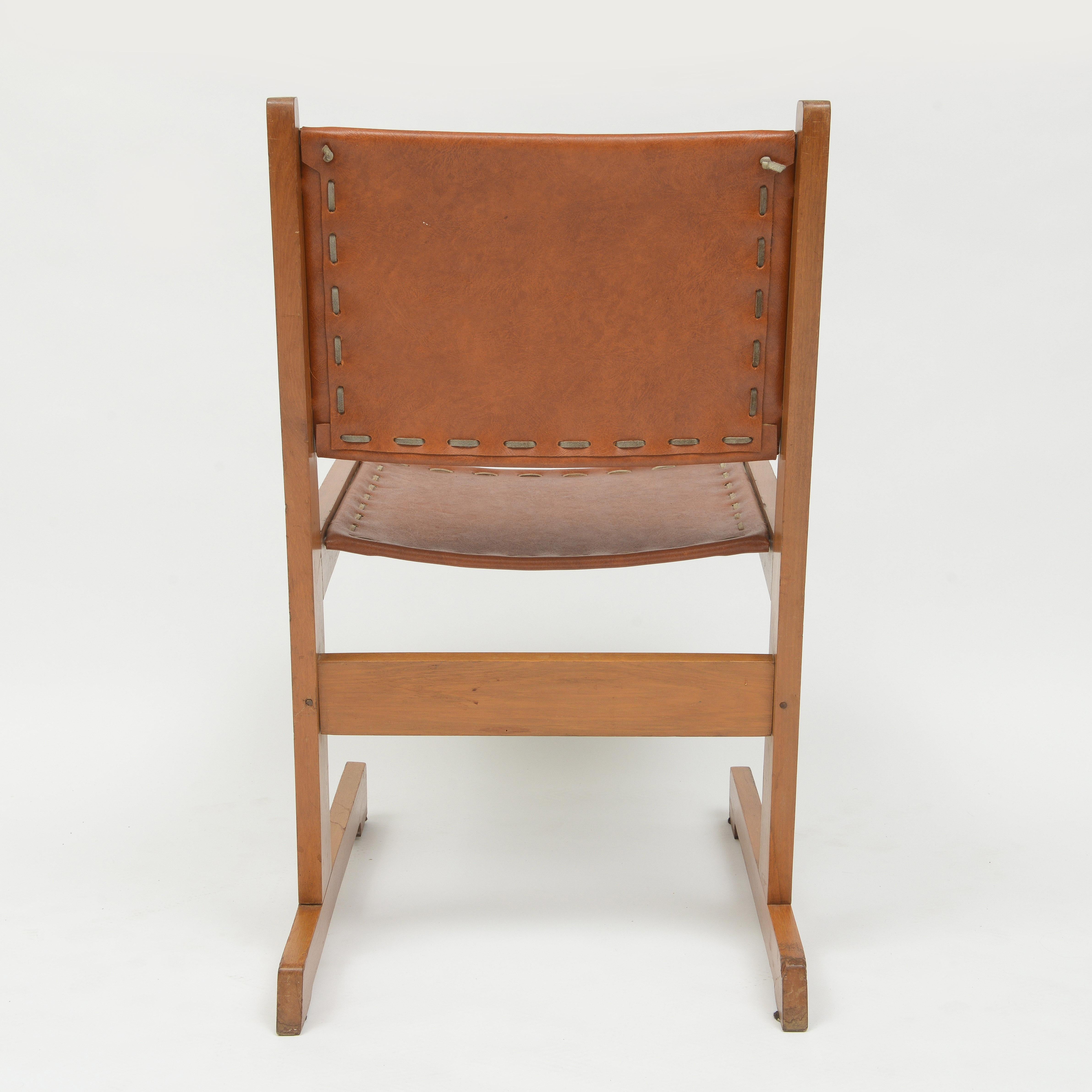 Paire de chaises à piètement luge en cuir colombien du milieu du siècle dernier  en vente 1