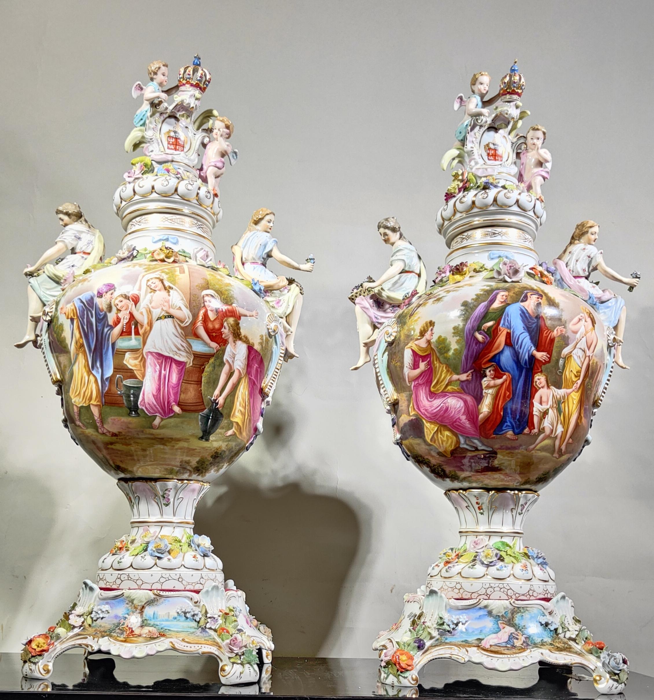 Un par de Carl Thieme  Jarrones, tapas y pedestales de porcelana alemana (potschappel) Fines del siglo XIX