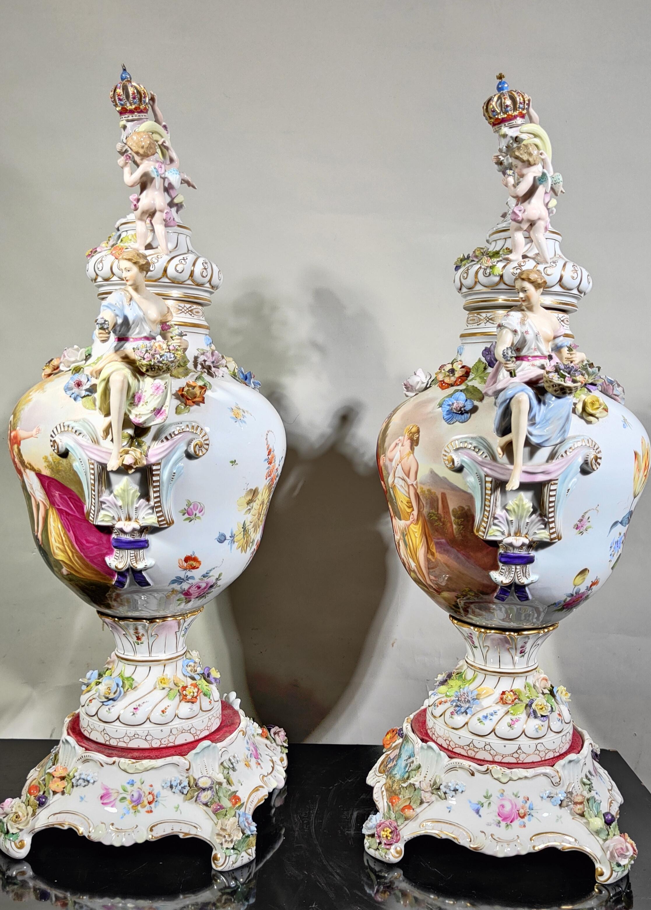 A Pair Of Carl Thieme  German porcelain Vases, Lids And Pedestals (potschappel) In Good Condition For Sale In Madrid, ES