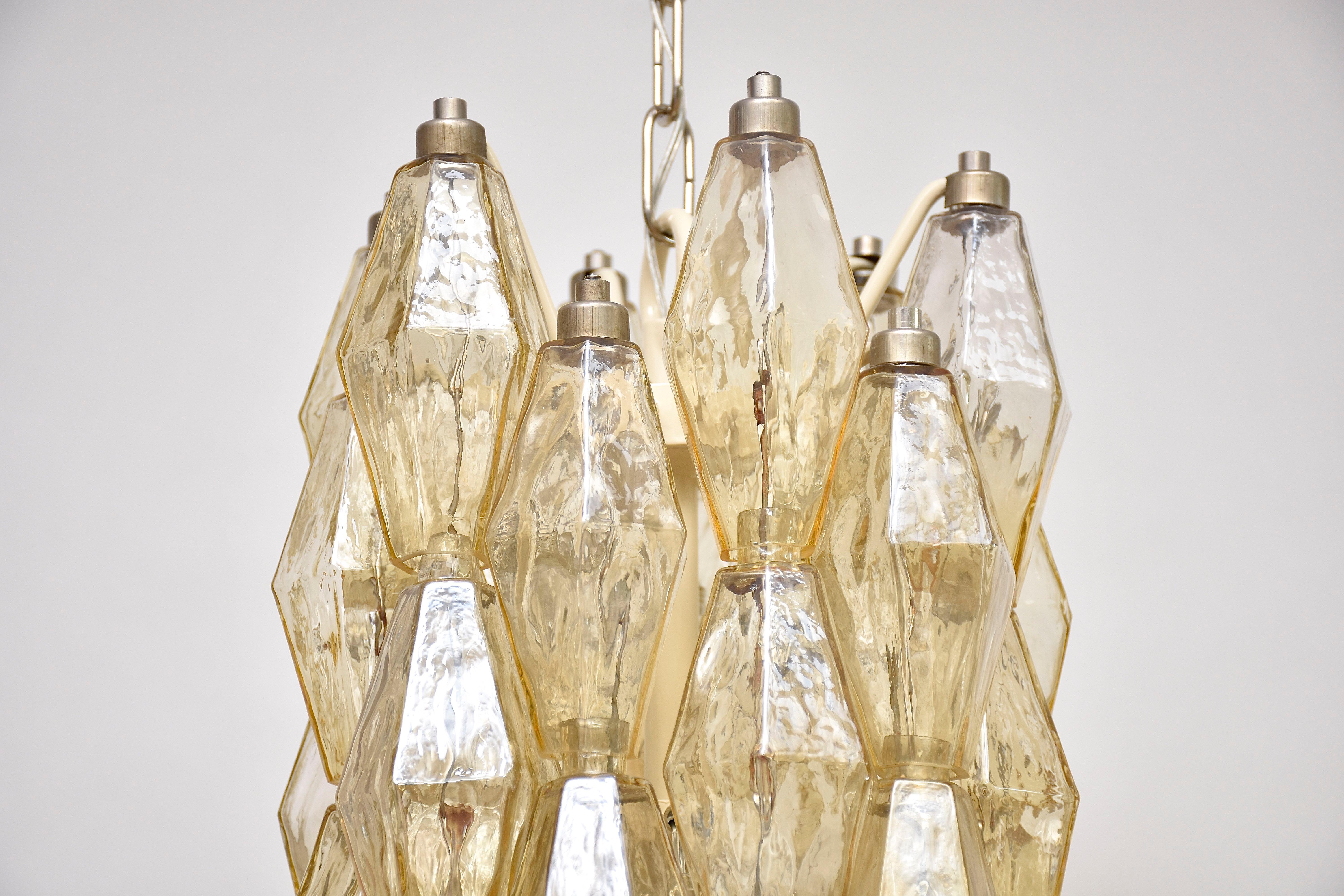 A very beautiful and original pair Murano chandeliers designed by Italian architect and designer Carlo Scarpa for Venini Murano.
Each with 9 lights.
Beautiful design where the advanced technique is visible.
With soft yellow /gold slightly iridescent