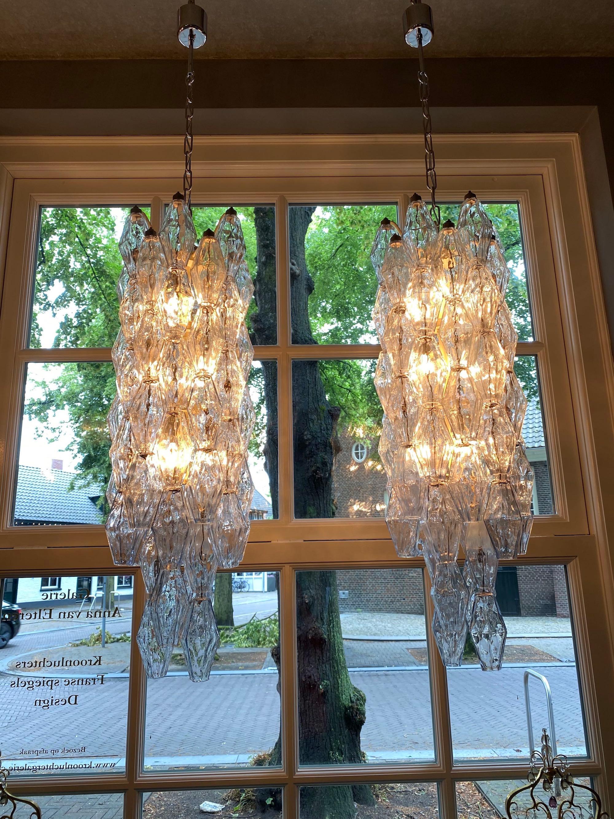 A pair of Carlo Scarpa Murano chandeliers 'Poliedri' for Venini  In Good Condition For Sale In SON EN BREUGEL, NL