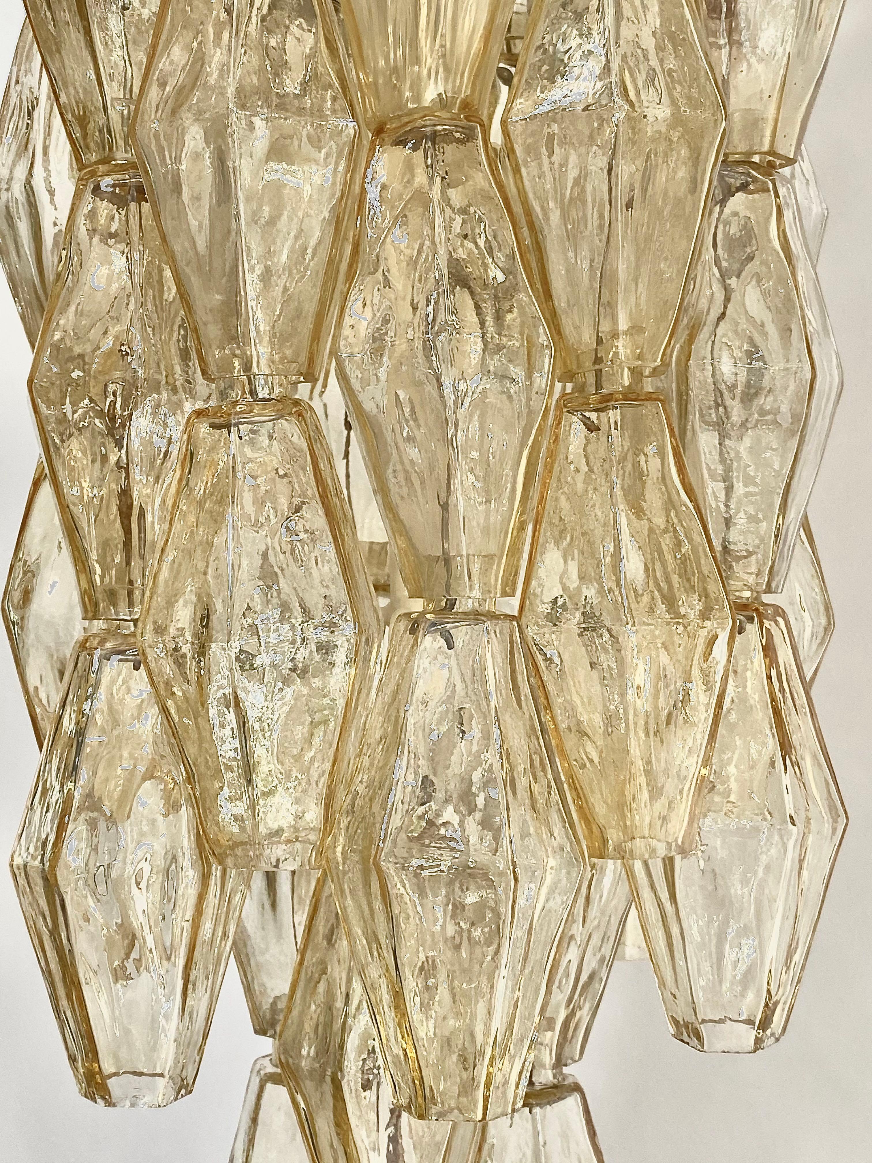 A pair of Carlo Scarpa Murano chandeliers 'Poliedri' for Venini  In Good Condition For Sale In SON EN BREUGEL, NL