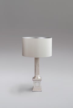 Paire de lampes de table à colonne en bois sculpté et peint en argent