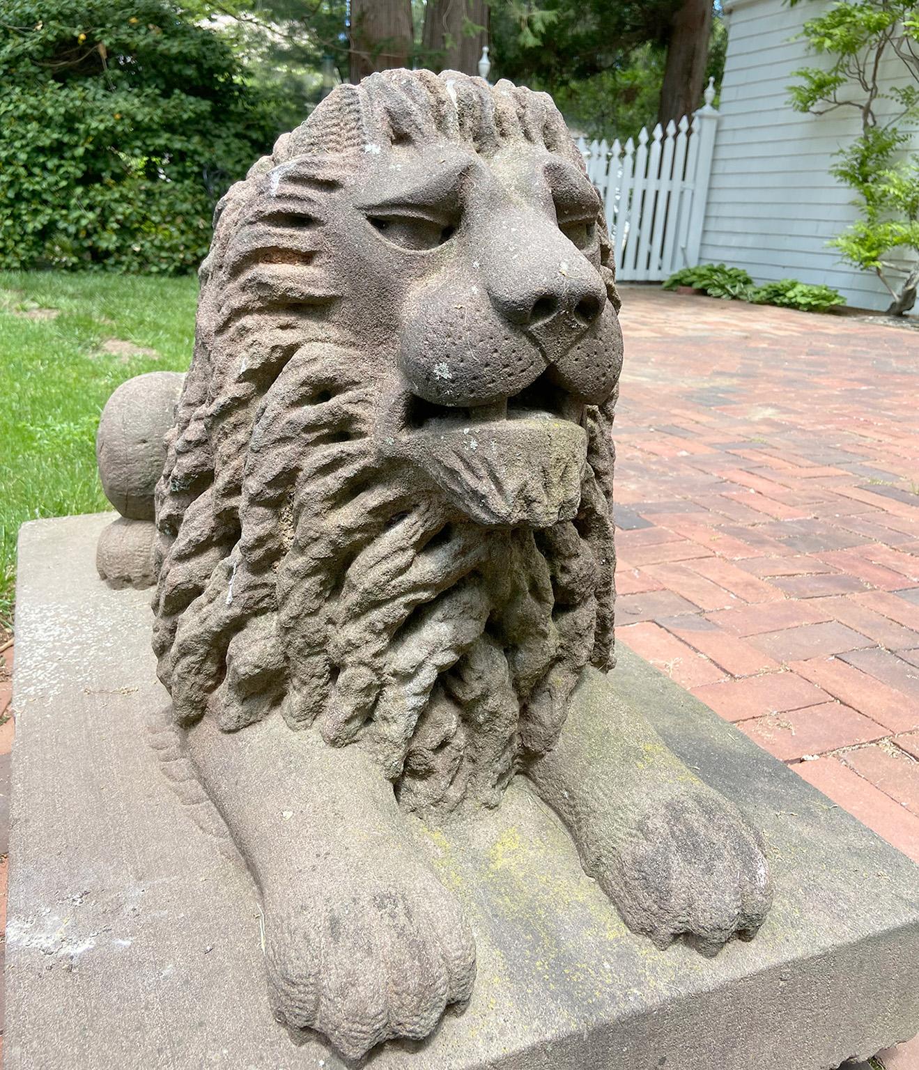 Paire de lions couchés en pierre brune sculptée dans le style de l'art populaire américain en vente 2