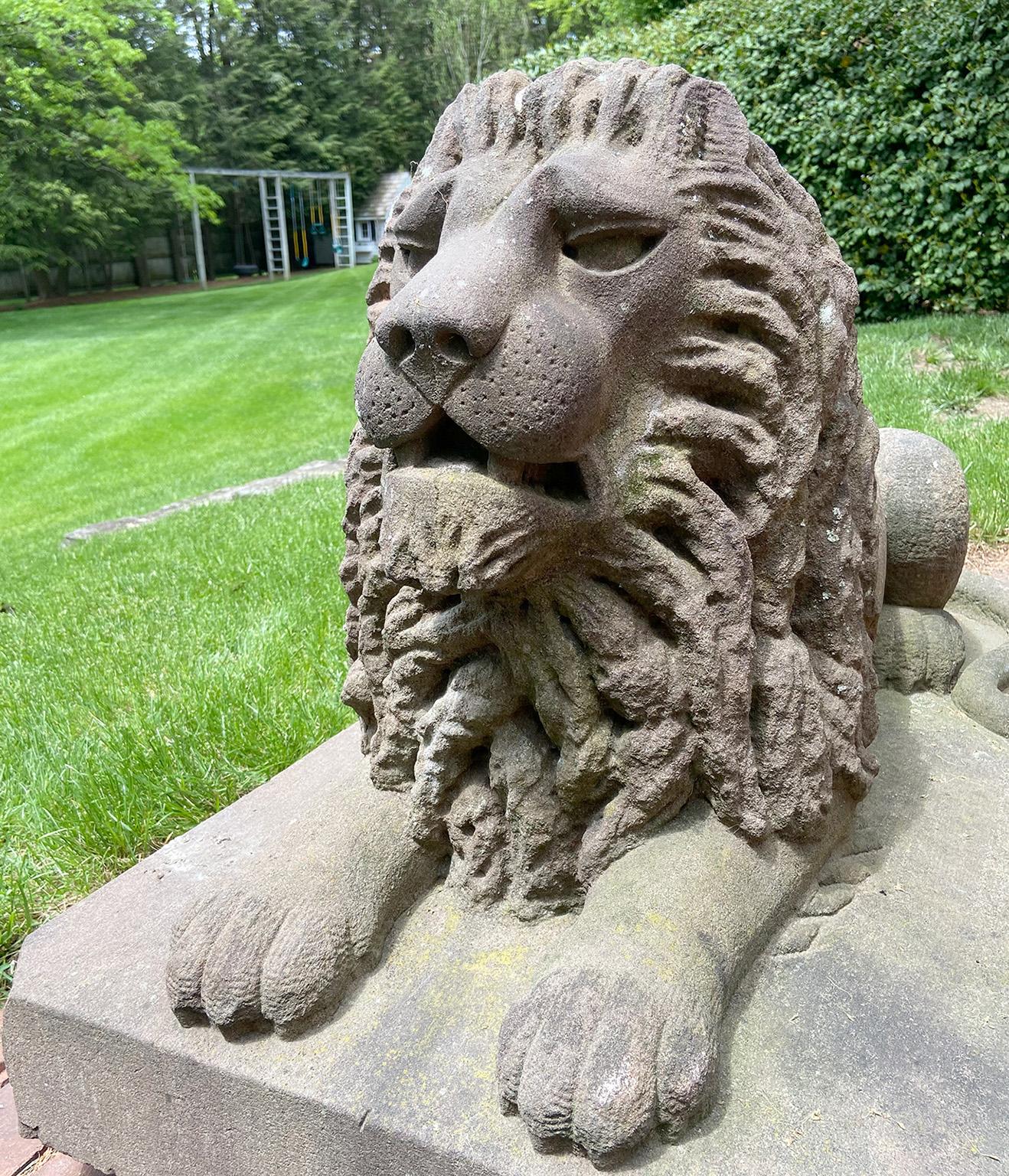 Paire de lions couchés en pierre brune sculptée dans le style de l'art populaire américain en vente 3