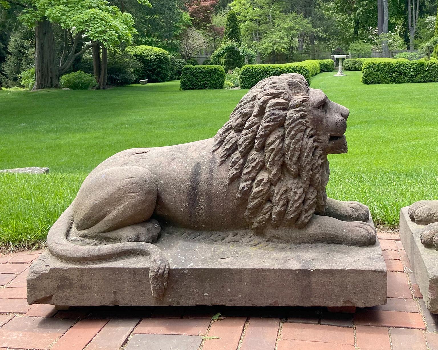 Américain Paire de lions couchés en pierre brune sculptée dans le style de l'art populaire américain en vente