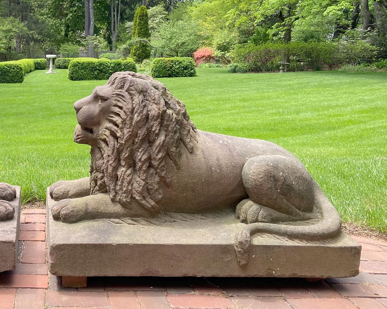 Sculpté Paire de lions couchés en pierre brune sculptée dans le style de l'art populaire américain en vente