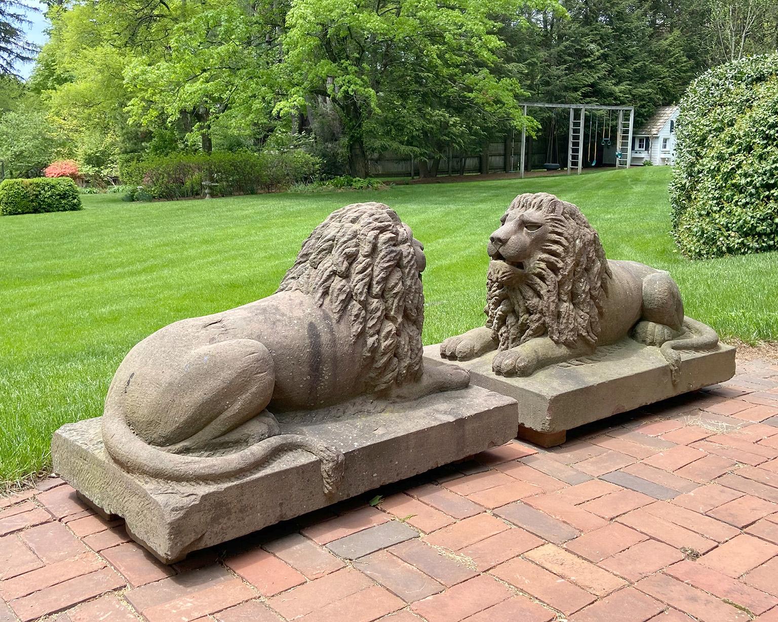 Fin du XIXe siècle Paire de lions couchés en pierre brune sculptée dans le style de l'art populaire américain en vente