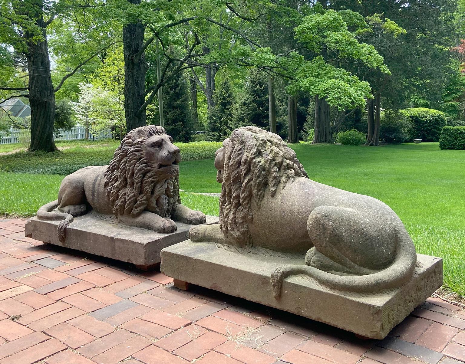 Pierre Paire de lions couchés en pierre brune sculptée dans le style de l'art populaire américain en vente