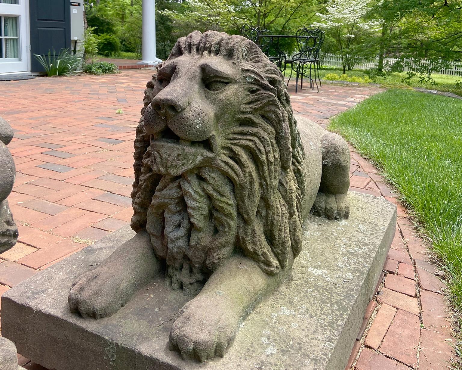 Paire de lions couchés en pierre brune sculptée dans le style de l'art populaire américain en vente 1