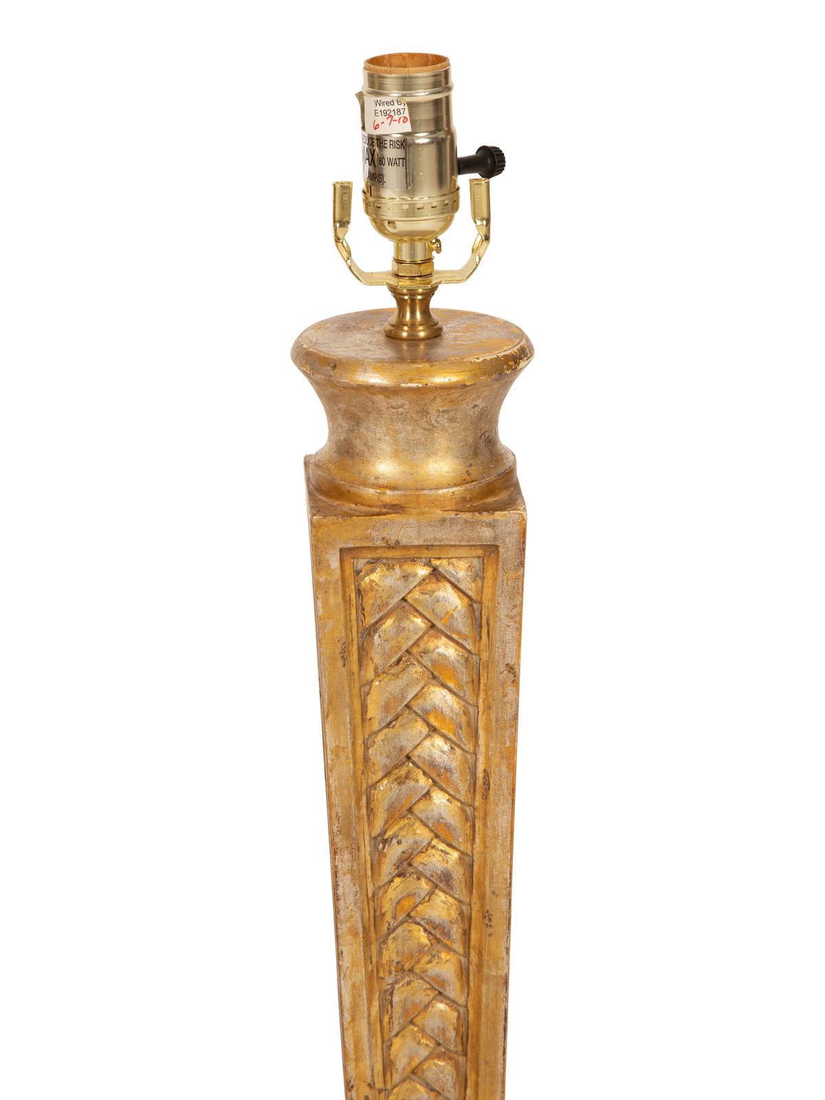 Très belle paire de lampes de table en bois sculpté et doré
France, vers 1930
Hauteur totale 29 1/2 pouces. Hauteur de la lampe 18 3/4