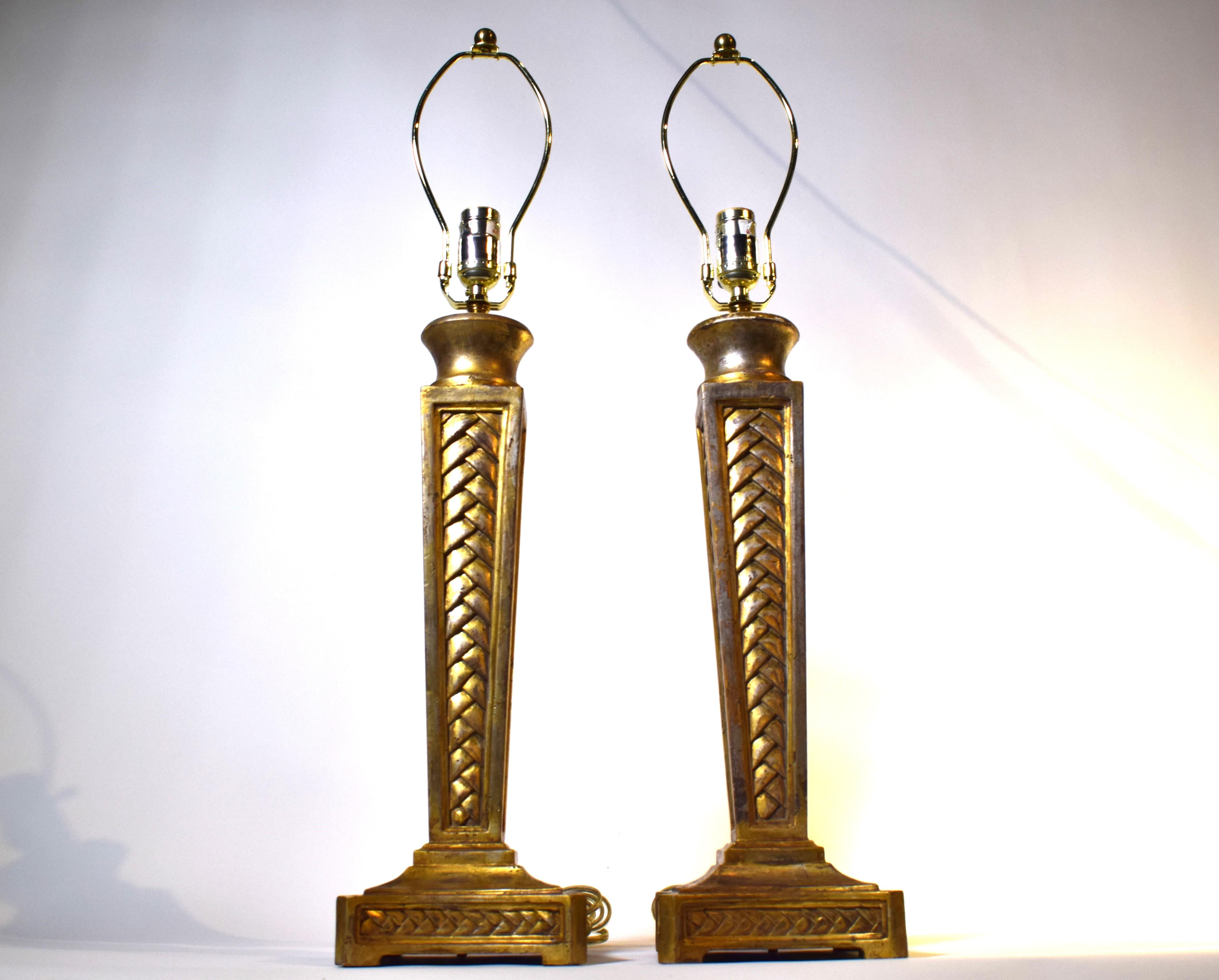 Louis XVI Paire de lampes de table en bois sculpté et doré  en vente