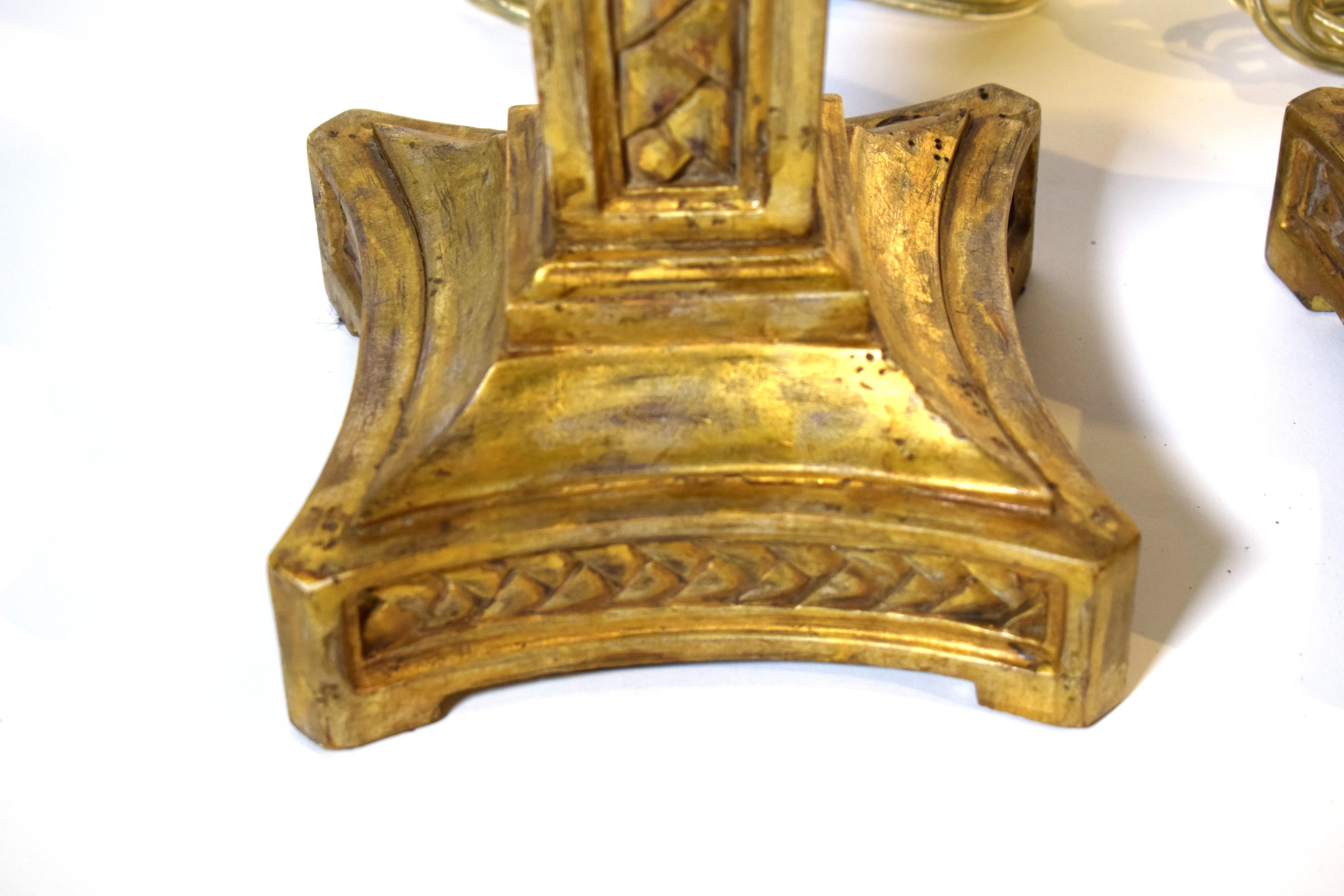 Milieu du XXe siècle Paire de lampes de table en bois sculpté et doré  en vente