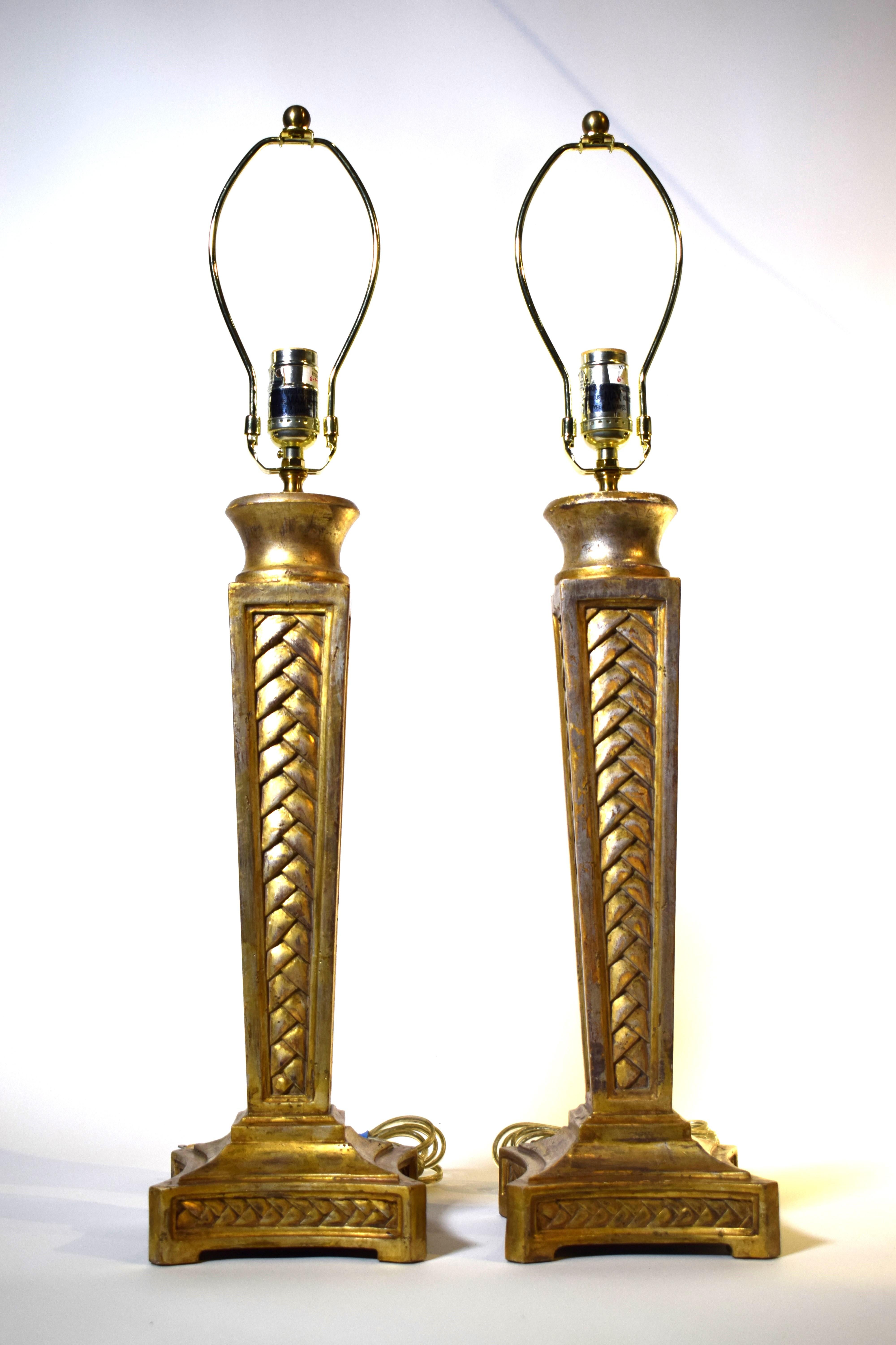 Paire de lampes de table en bois sculpté et doré  en vente 1