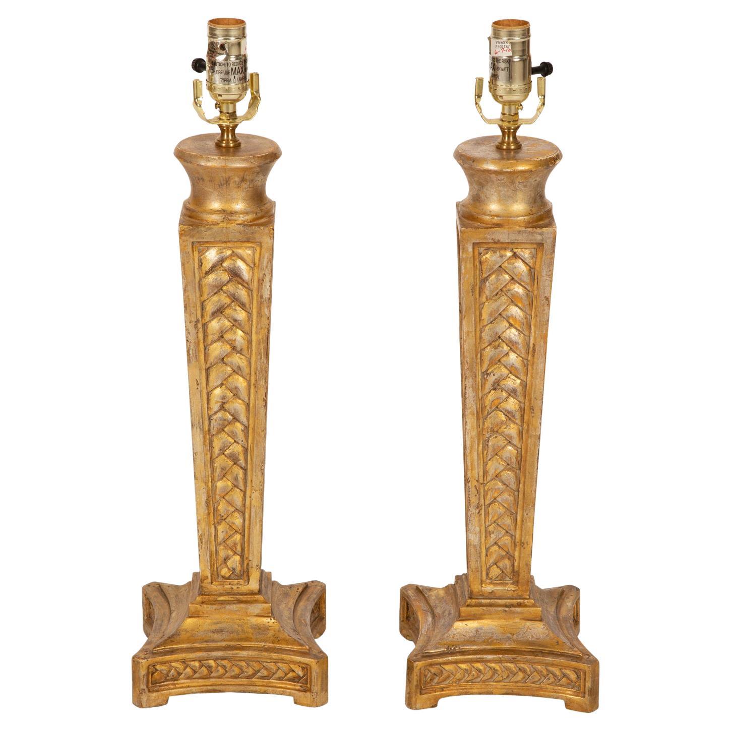 Paire de lampes de table en bois sculpté et doré  en vente