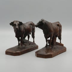 Paire de vaches et taureaux en bois de tilleul sculpté de Black Forest datant de 1903