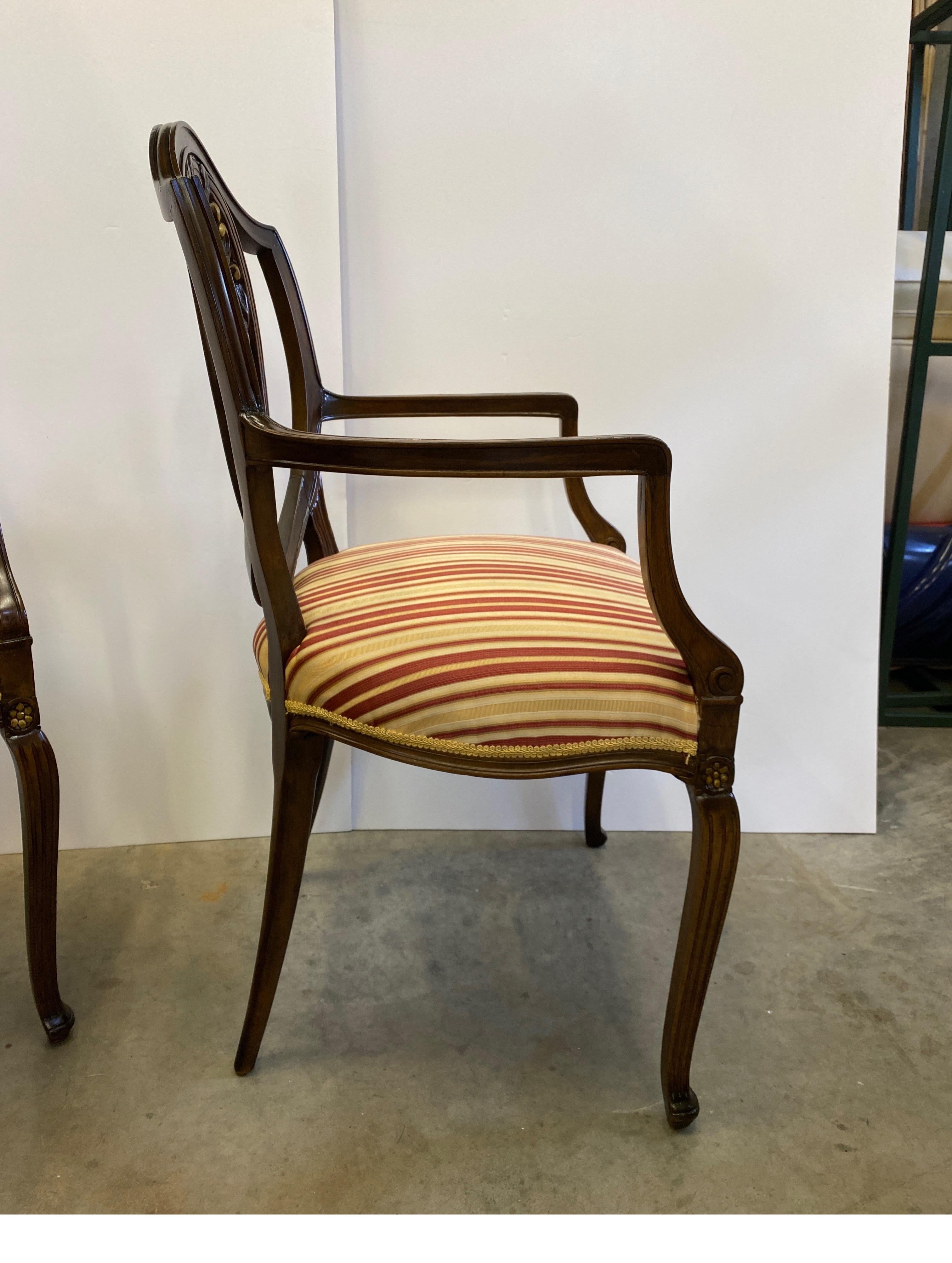 Paar geschnitzte Mahagoni-Hepplewhite-Schildrücken-Sessel um 1900 im Angebot 1