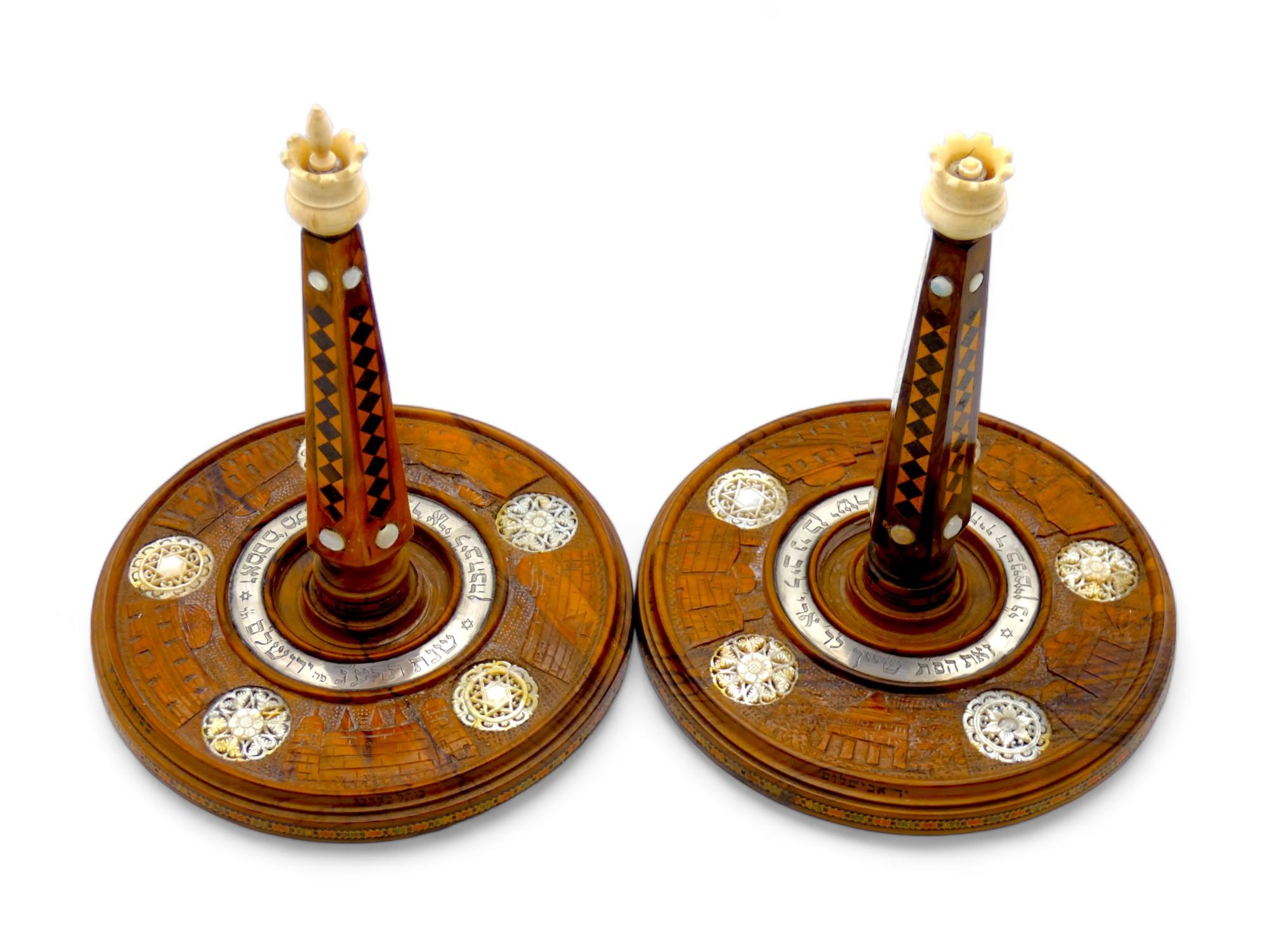 Superbe paire d'Atzei Chaim en bois d'olivier, os et nacre sculptés, fabriqués à Jérusalem en 1913.

Les Atzei Chaim sont fabriqués en bois d'olivier magnifiquement sculpté à la main et incrusté de nacre, d'os et d'argent.

Des bandes multicolores