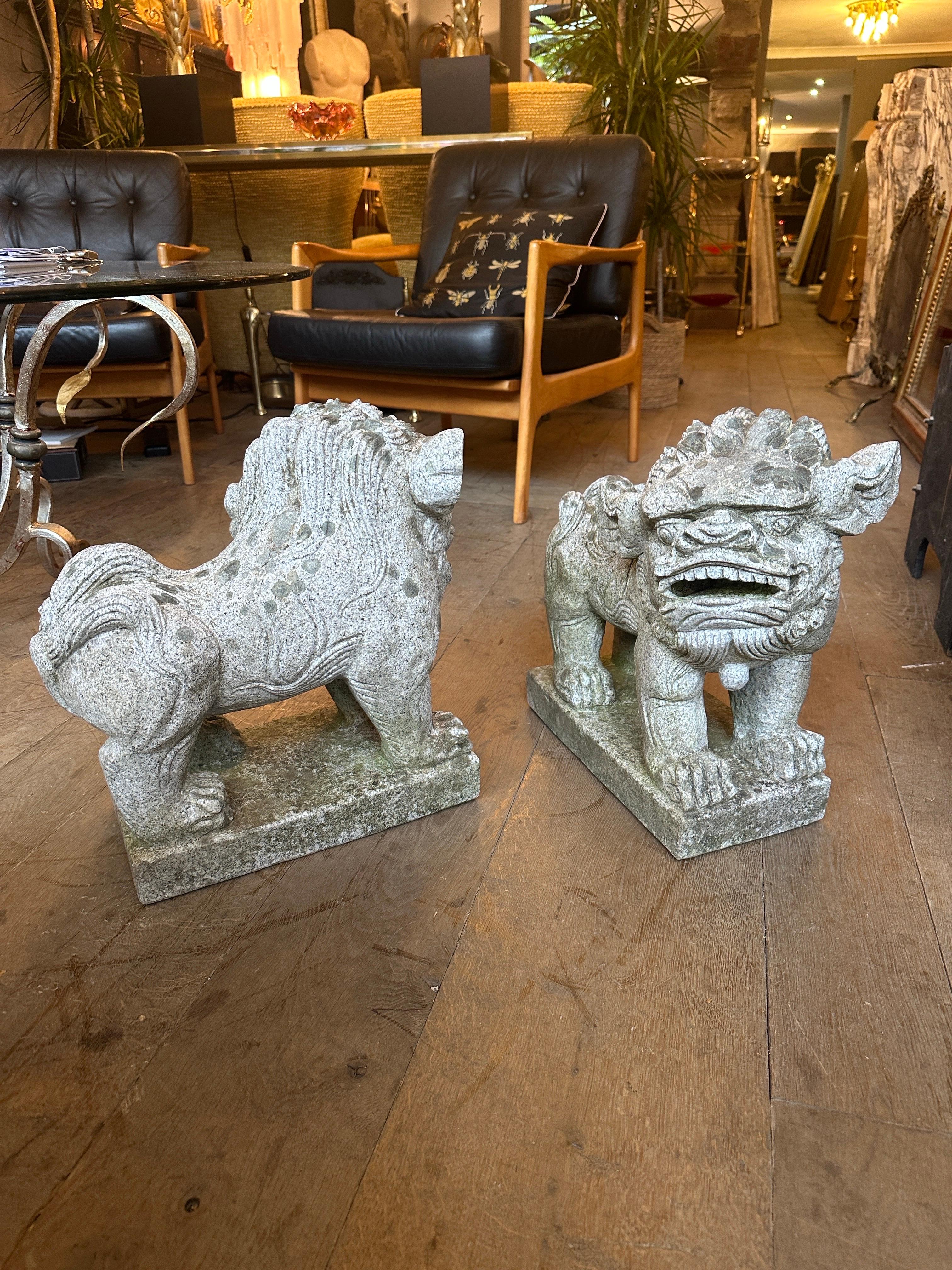 Paire de chiens chinois Foo en pierre sculptée en vente 4