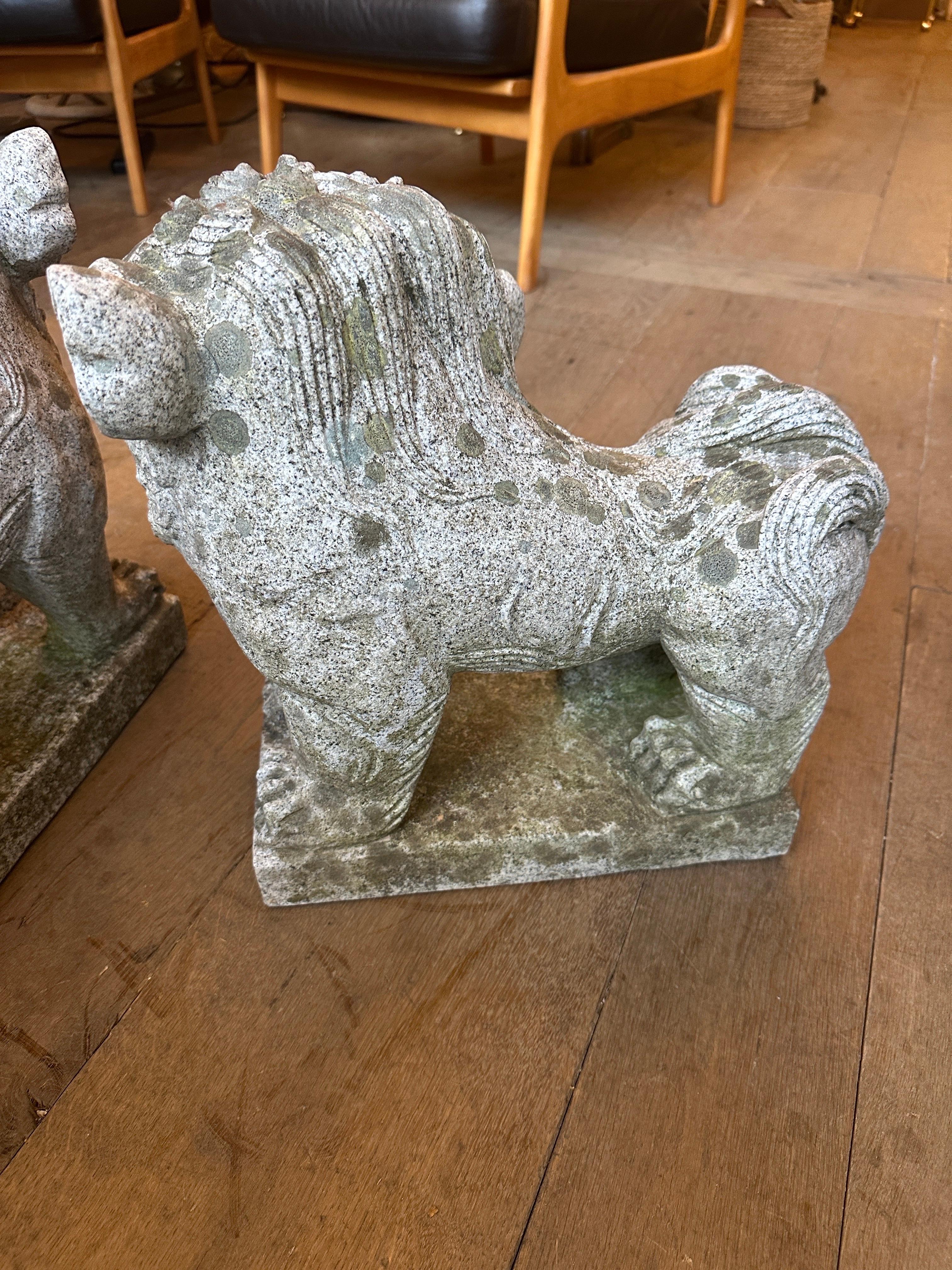 Paire de chiens chinois Foo en pierre sculptée en vente 5