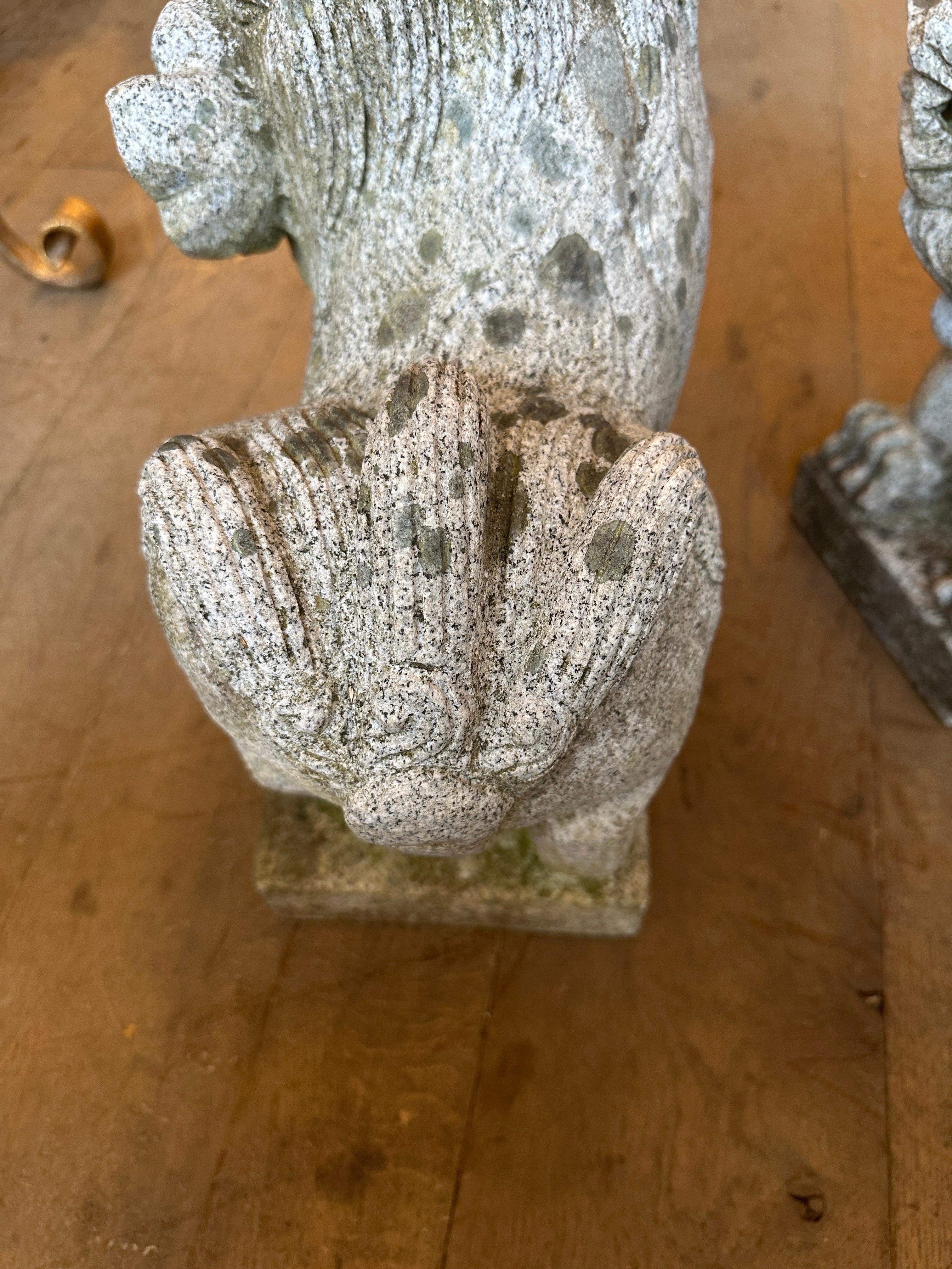 Paire de chiens chinois Foo en pierre sculptée en vente 6