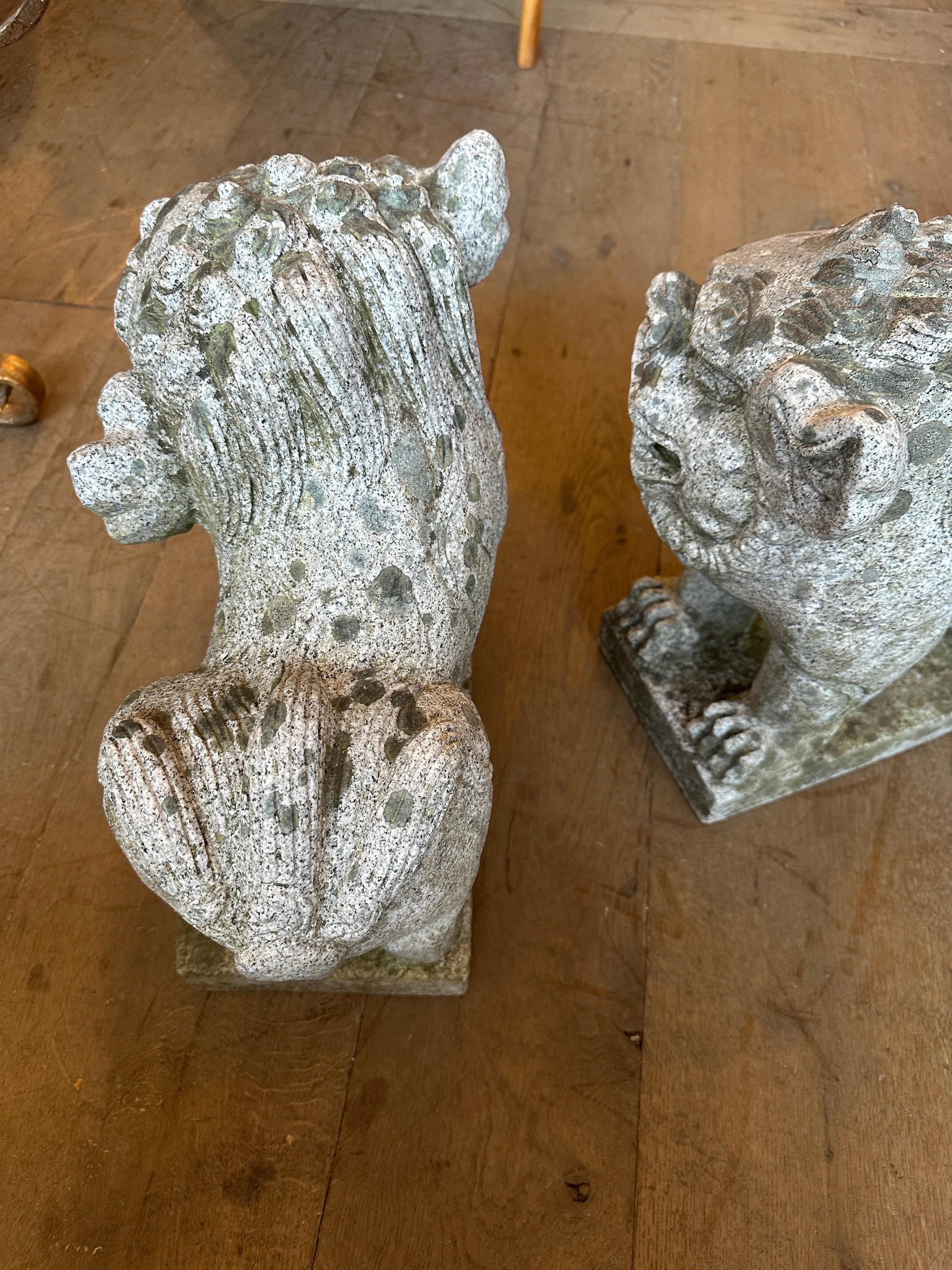 Paire de chiens chinois Foo en pierre sculptée en vente 7