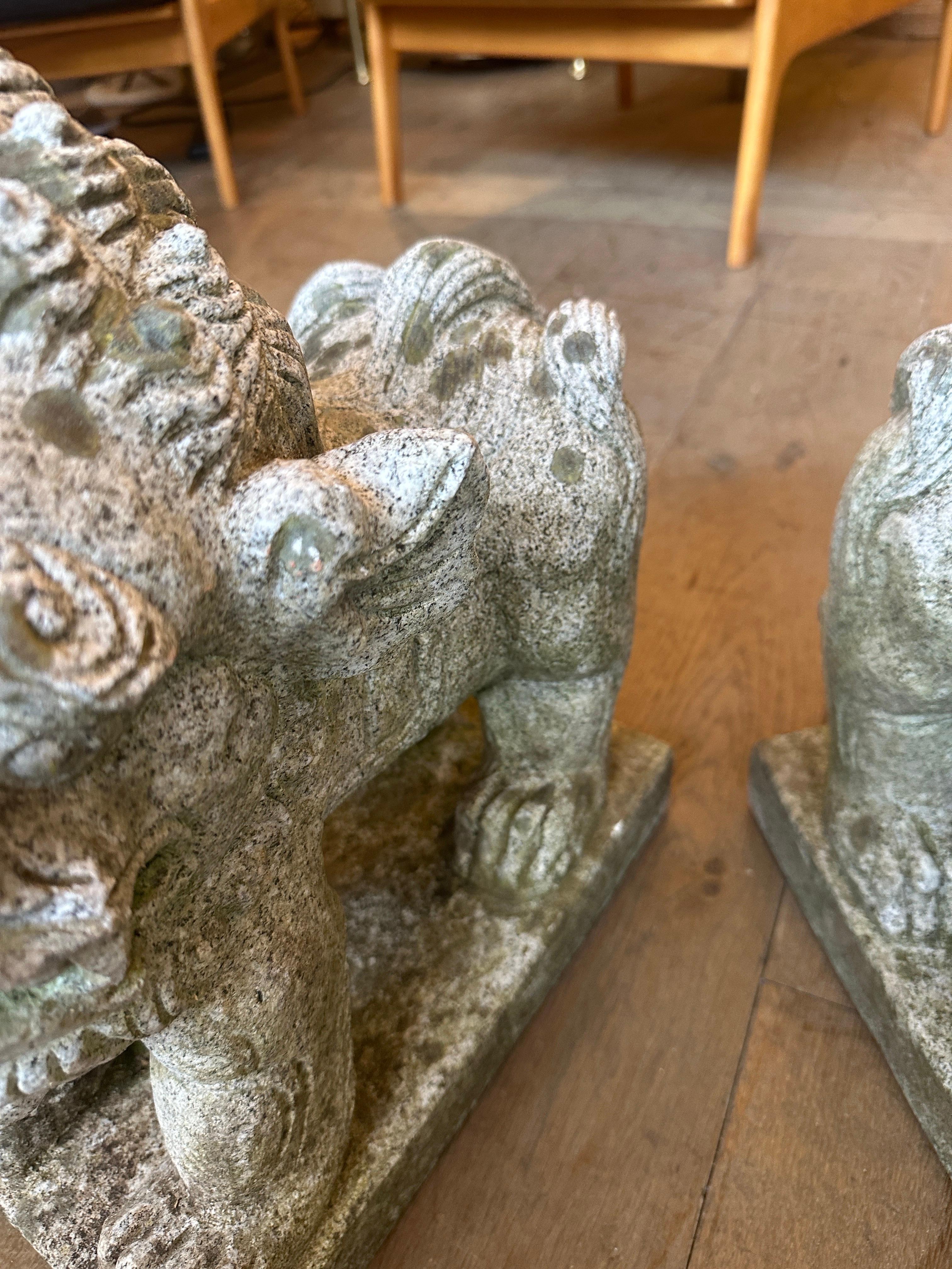 Sculpté à la main Paire de chiens chinois Foo en pierre sculptée en vente