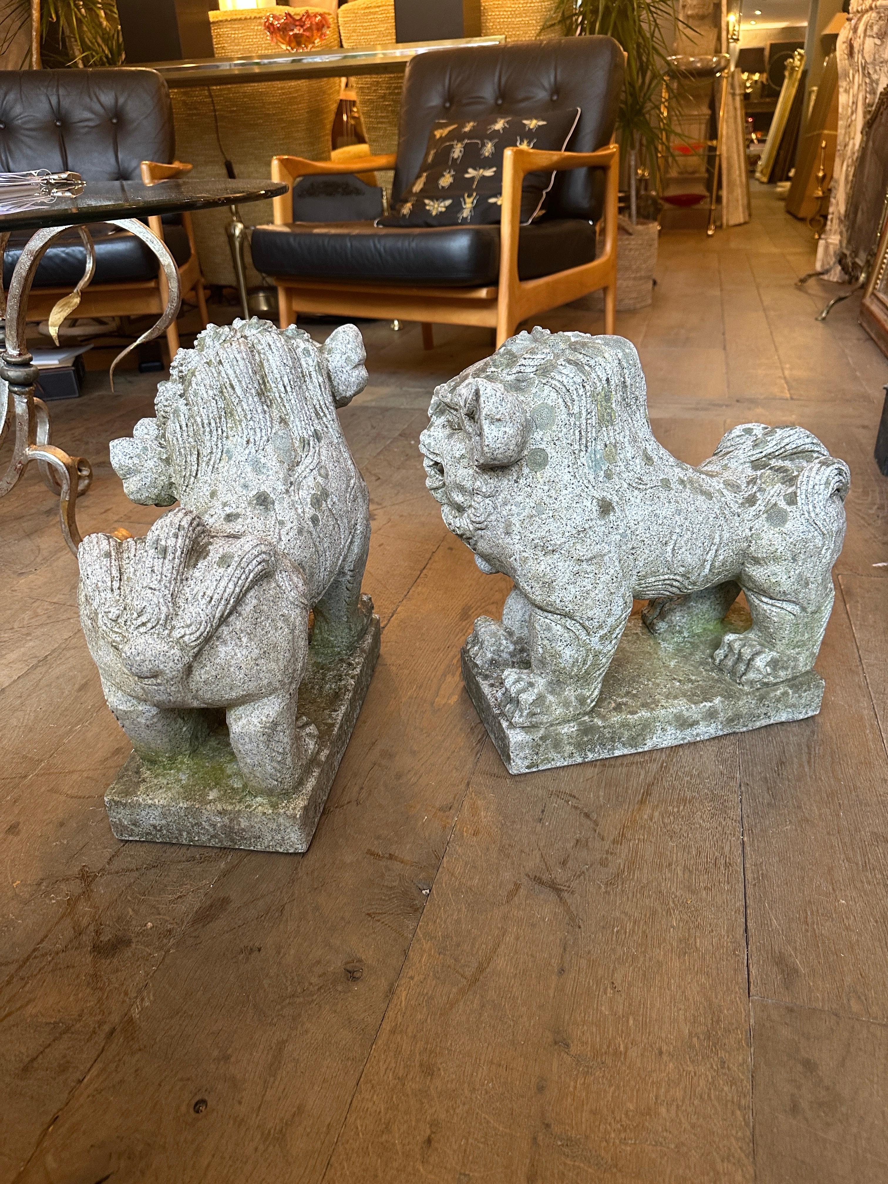 Paire de chiens chinois Foo en pierre sculptée Bon état - En vente à London, GB
