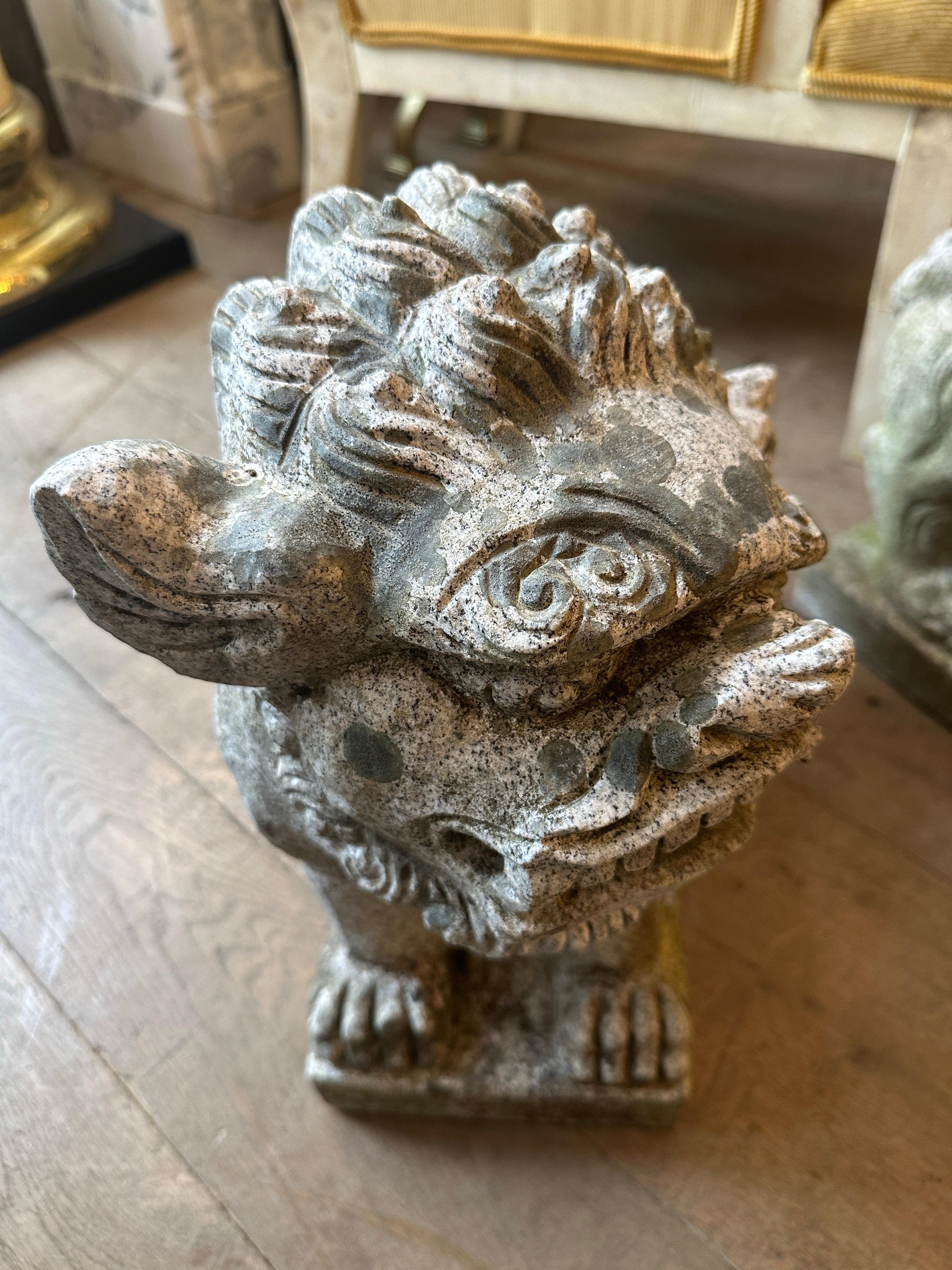 Paire de chiens chinois Foo en pierre sculptée en vente 1