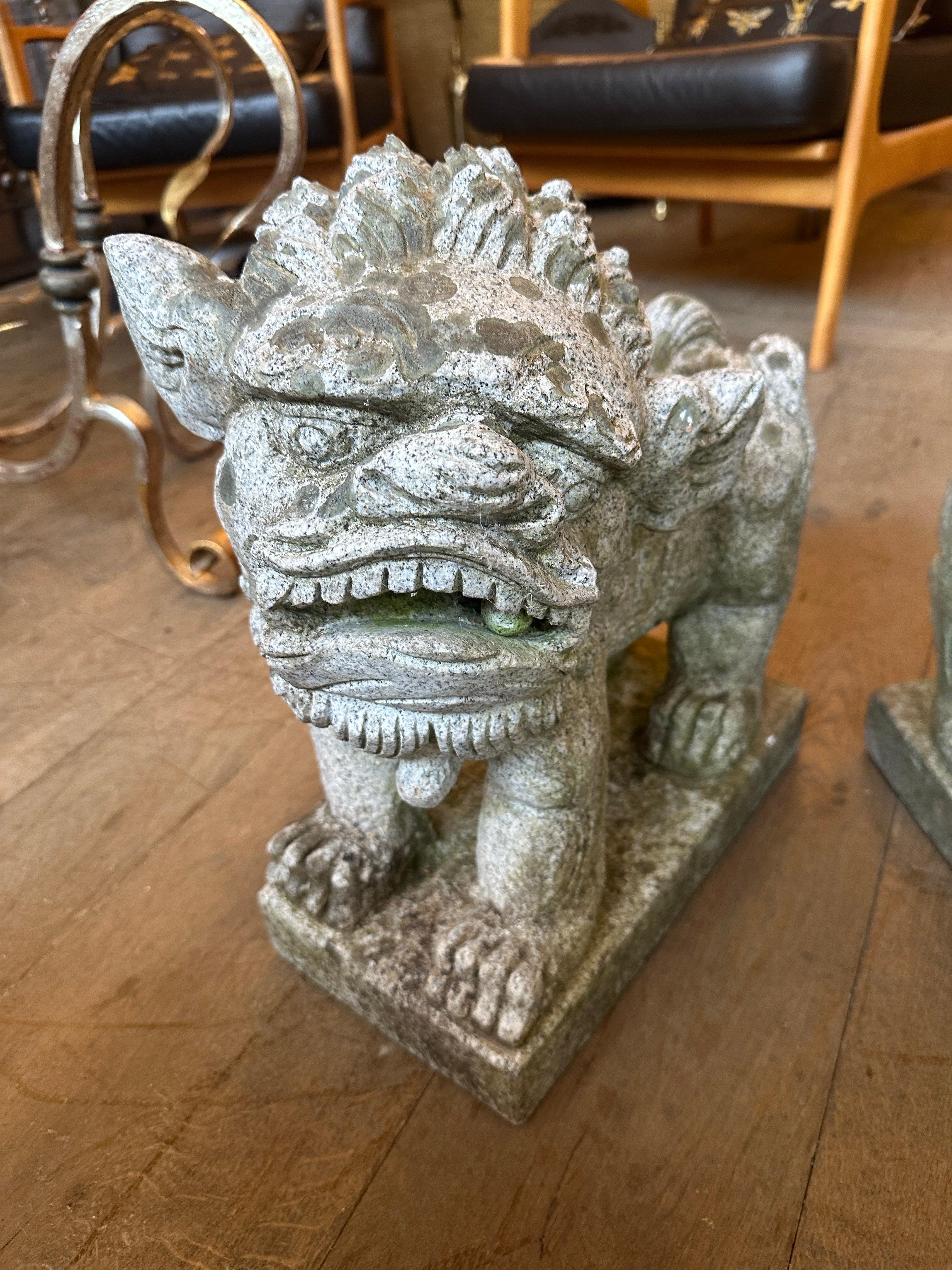 Paire de chiens chinois Foo en pierre sculptée en vente 2