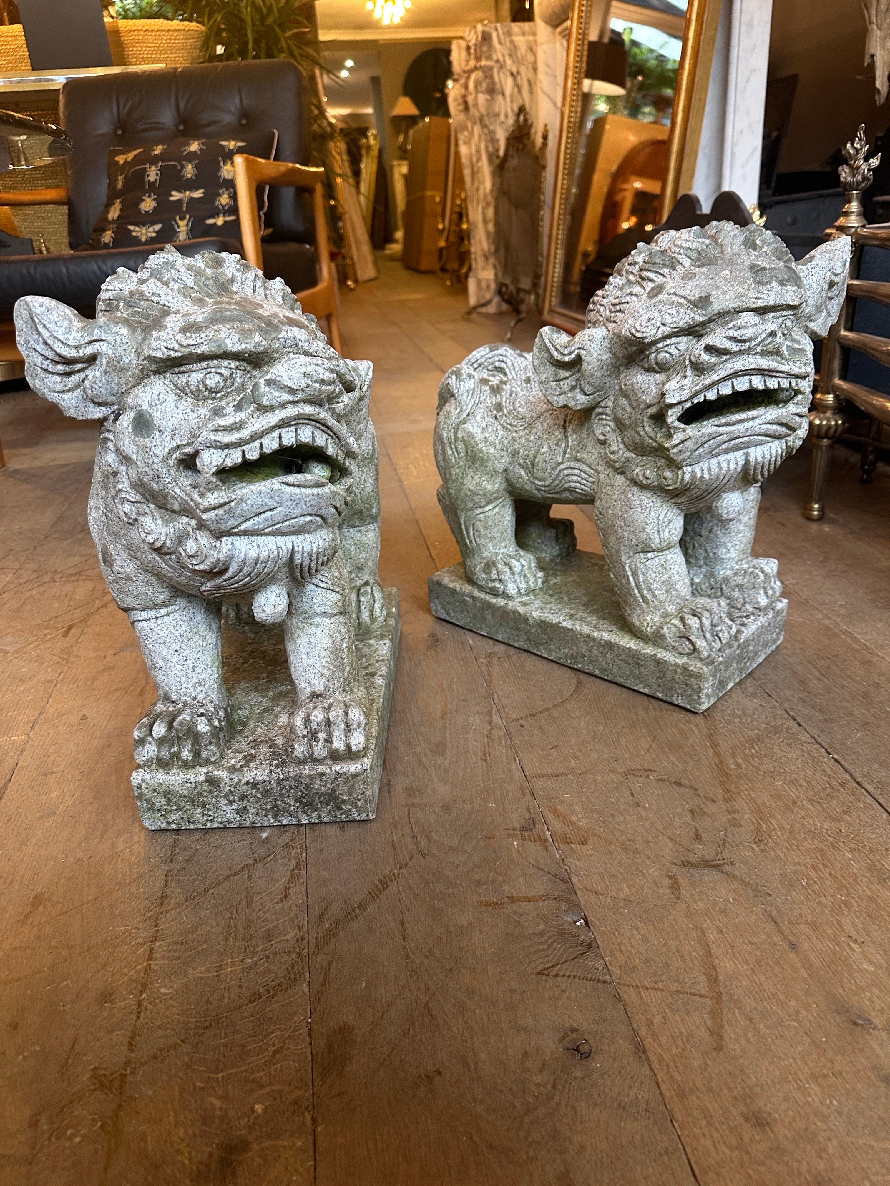 Paire de chiens chinois Foo en pierre sculptée en vente 3