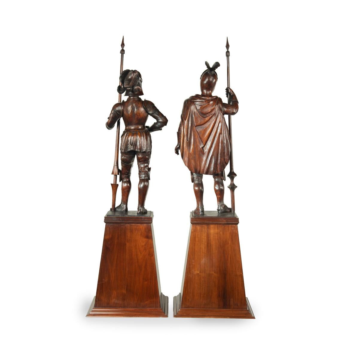 Européen Paire de chevaliers médiévaux en noyer sculpté en vente