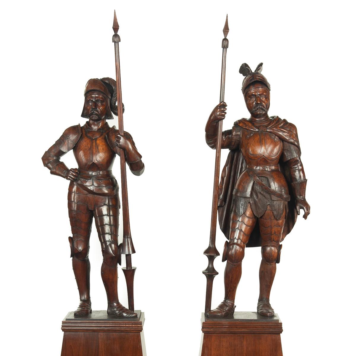 Paire de chevaliers médiévaux en noyer sculpté Bon état - En vente à Lymington, Hampshire