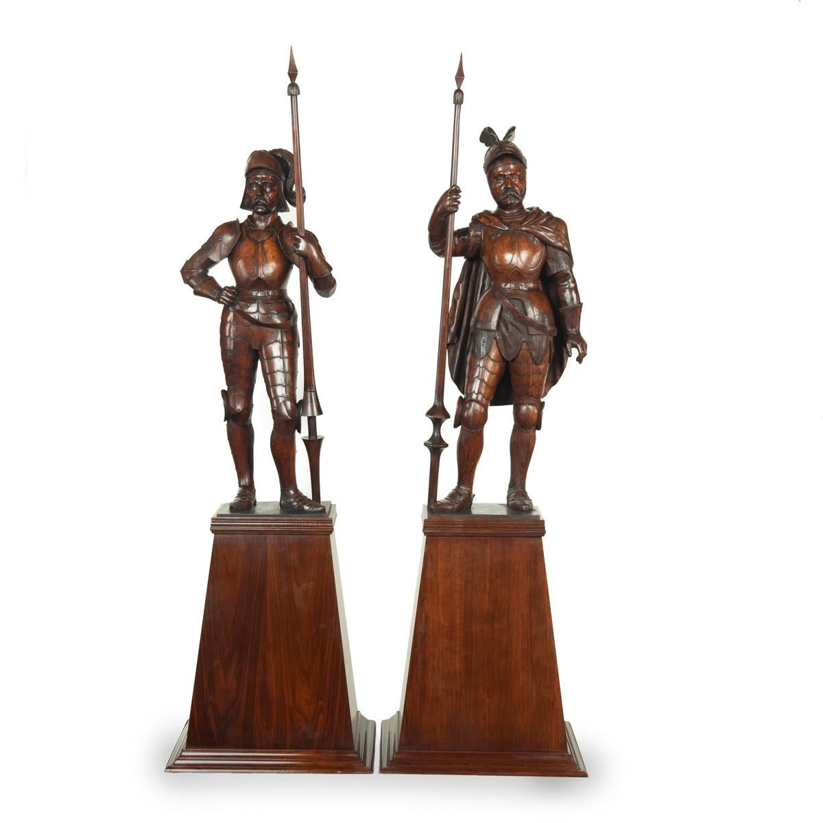Fin du XIXe siècle Paire de chevaliers médiévaux en noyer sculpté en vente
