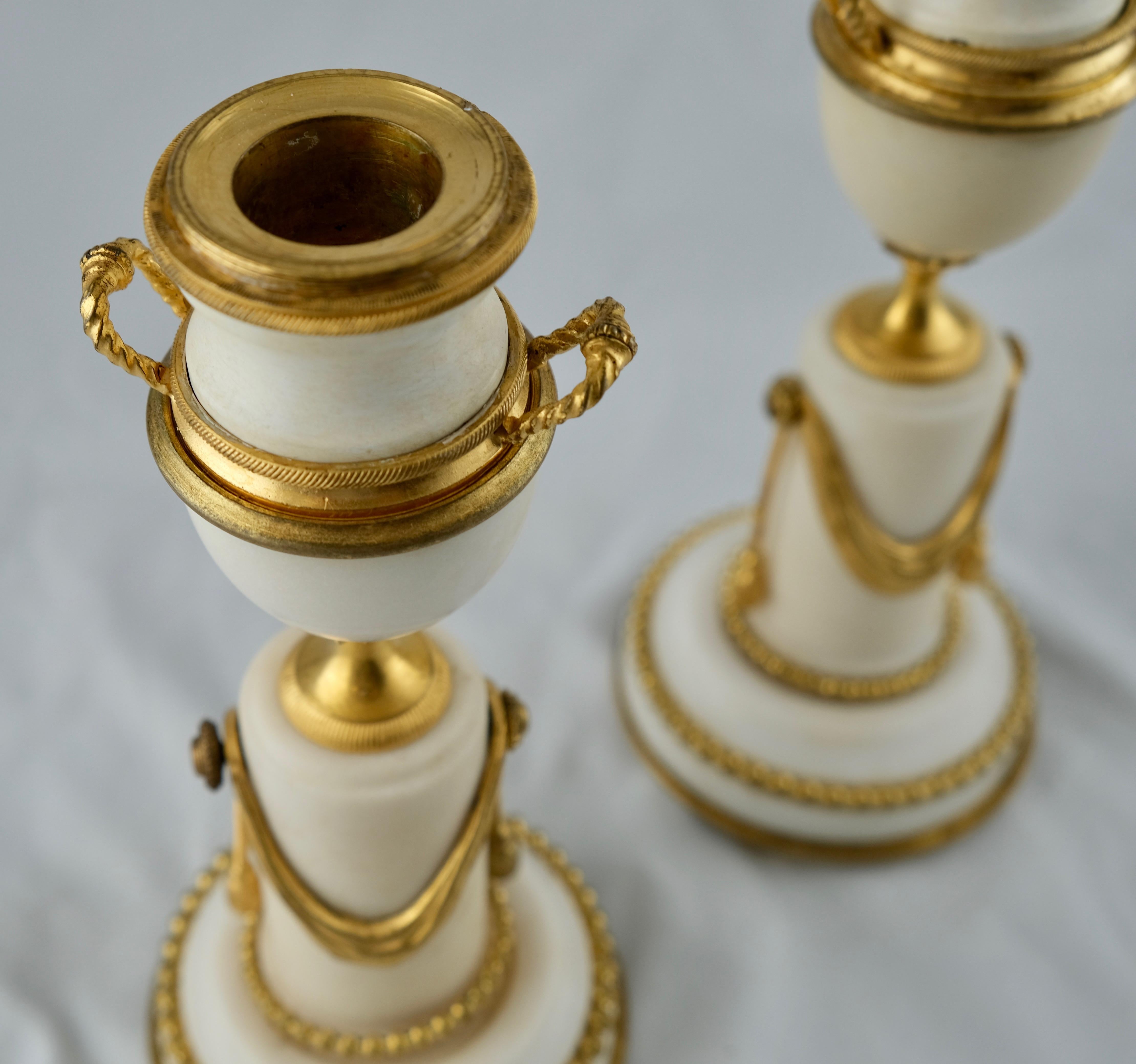 A pair of French casolettes, made of marble and gilt bronze. The tops can be screwed of so that they can either be used as candlesticks or decorative objects depicting a urn on a pillar.
Good quality on the casting and gilding.