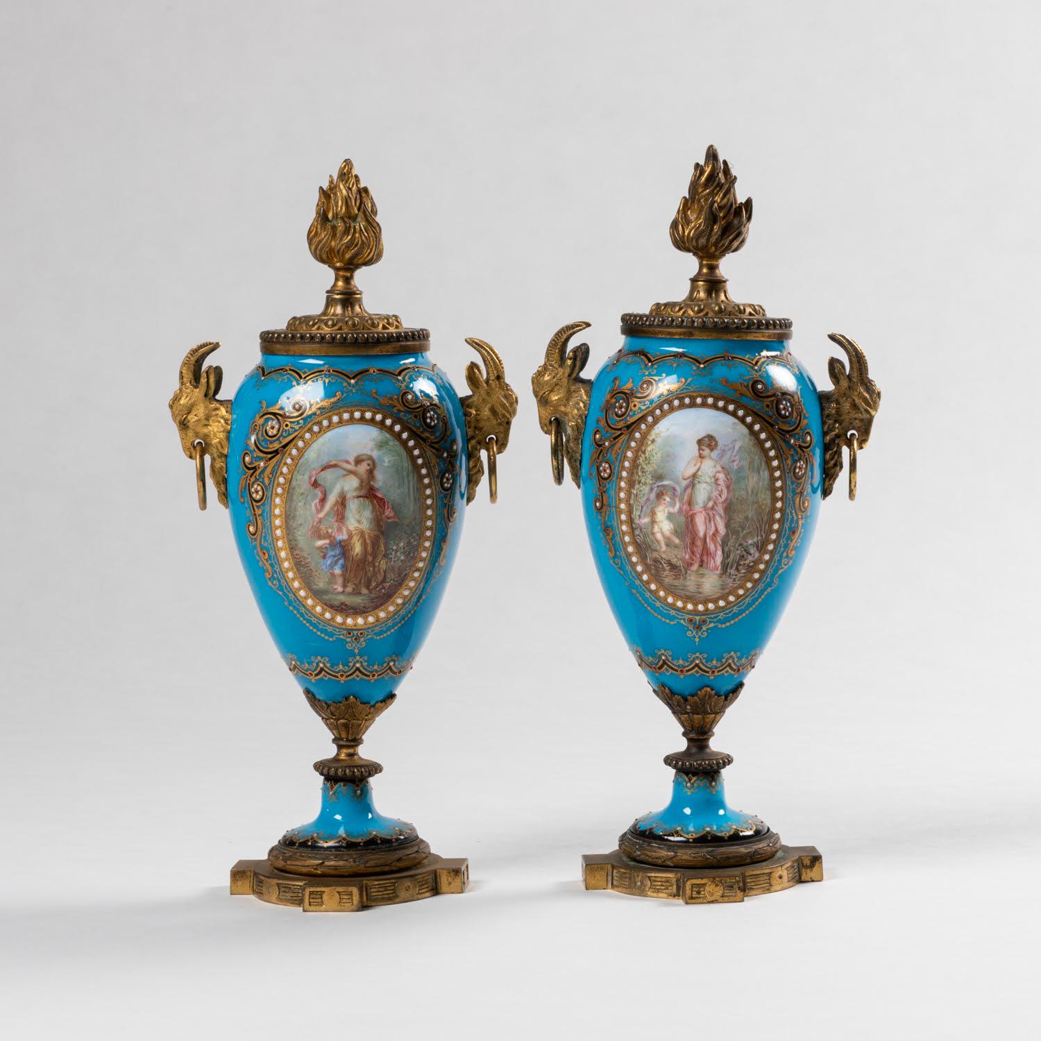 Paire de cassolettes formant chandeliers en porcelaine émaillée et bronze doré, XIXe siècle, époque Napoléon III.

Paire de chandeliers en bronze doré et en porcelaine délicatement peinte et émaillée, XIXe siècle, période Napoléon III.
h : 24.5cm, w