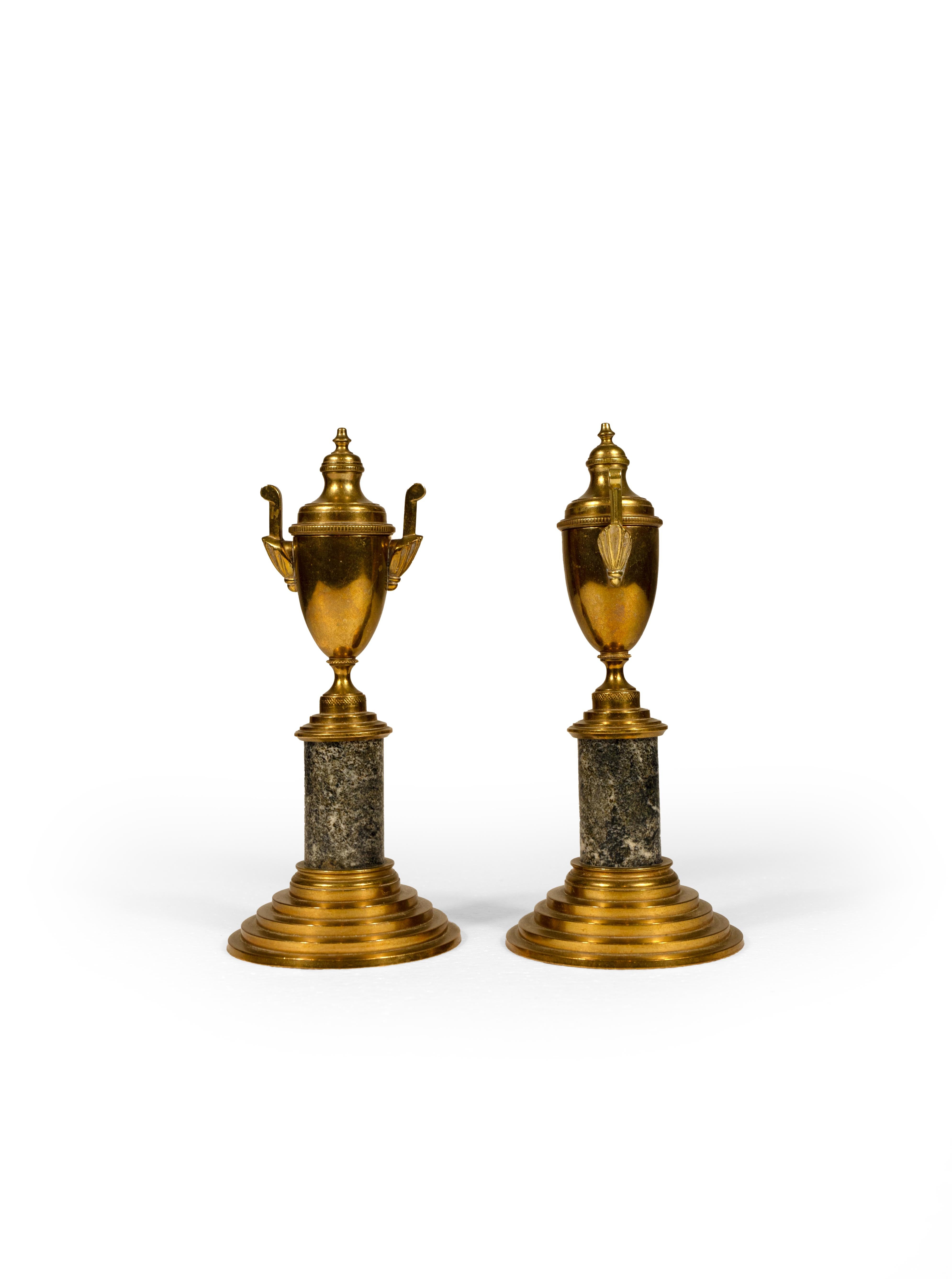 Une paire de cassoulets suédois de la firme Skultuna. Le chandelier a la forme d'une urne avec une coupe de bougie qui peut être retournée pour révéler un couvercle tourné avec un épi de faîtage. Les corps en marbre suédois Nordensten sont soutenus