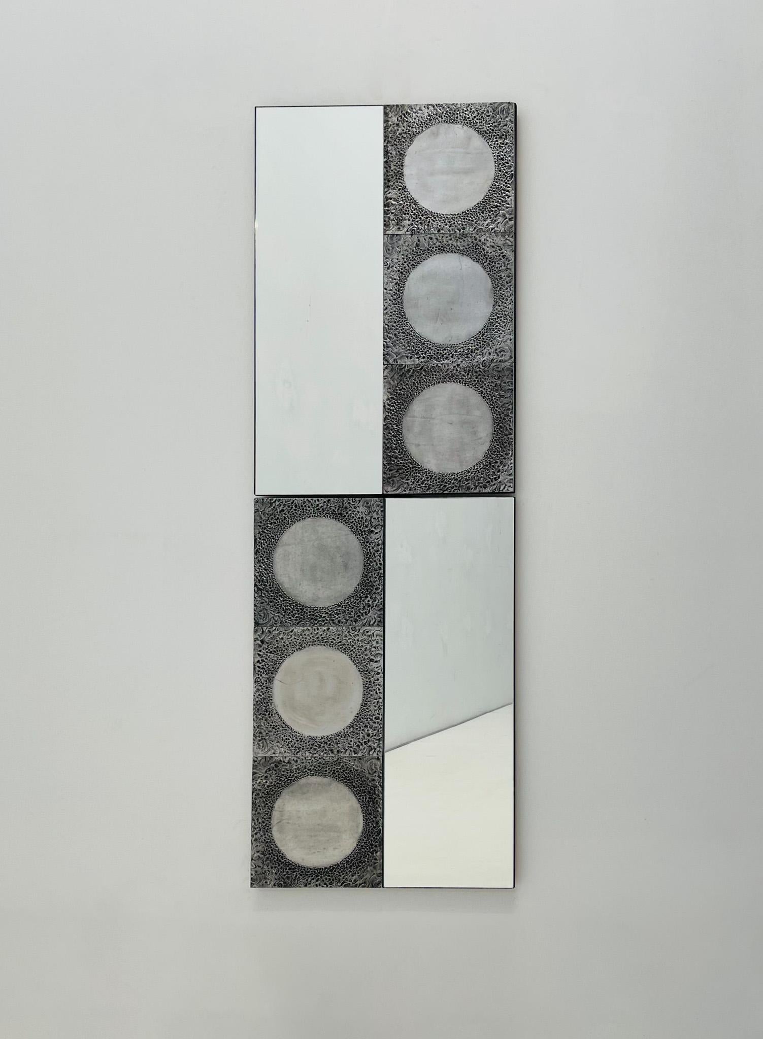 Dieses Spiegelpaar aus der Mitte des Jahrhunderts von Garinei Bianca zeichnet sich durch seine außergewöhnliche Handwerkskunst aus. Die Rahmen aus Aluminiumguss sind mit komplizierten Basrelief-Dekorationen versehen. Die strukturierte Oberfläche