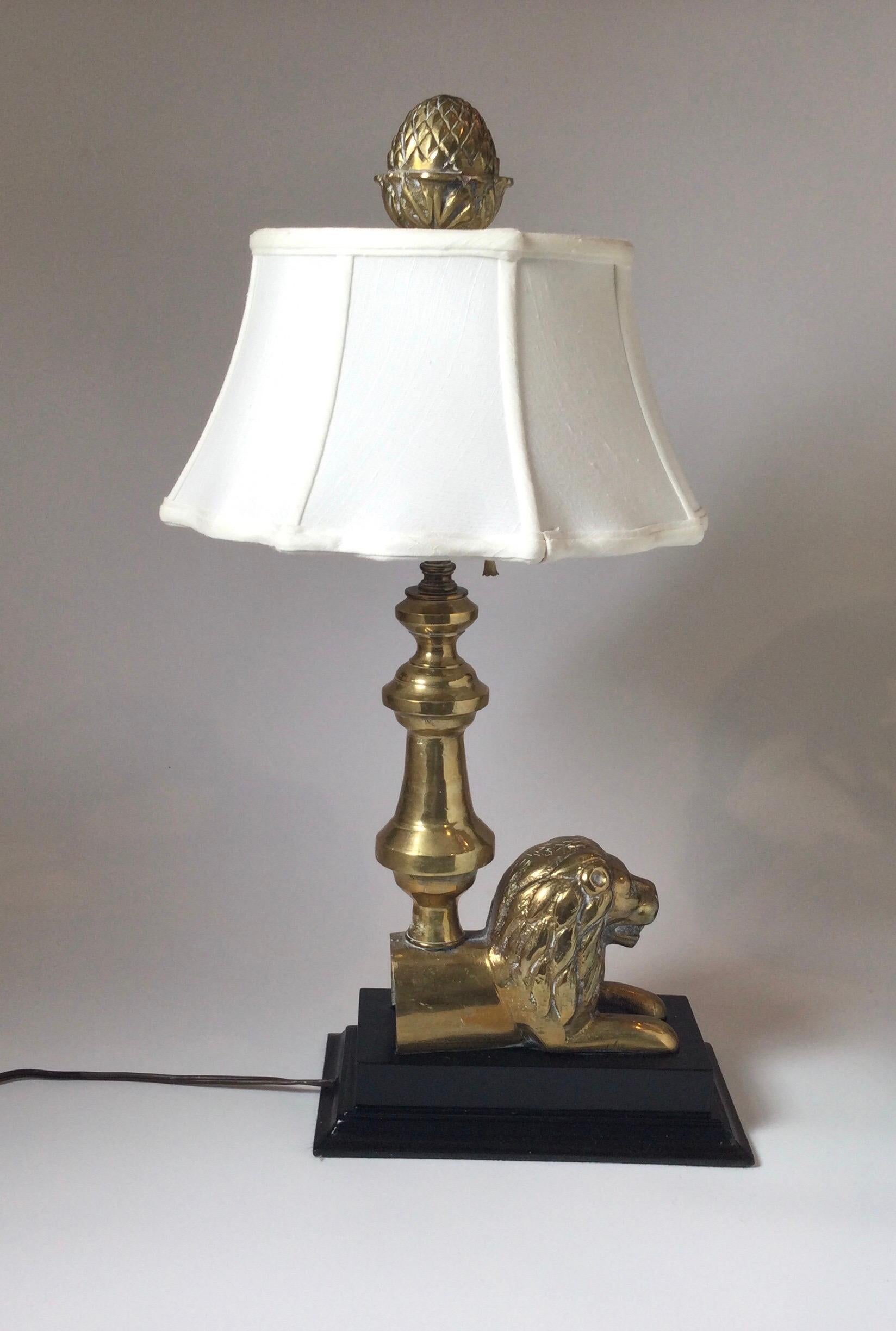 Coppia di lampade da tavolo in ottone fuso con motivo a leone e paralumi in seta smerlata, con ghiera In condizioni buone in vendita a Lambertville, NJ
