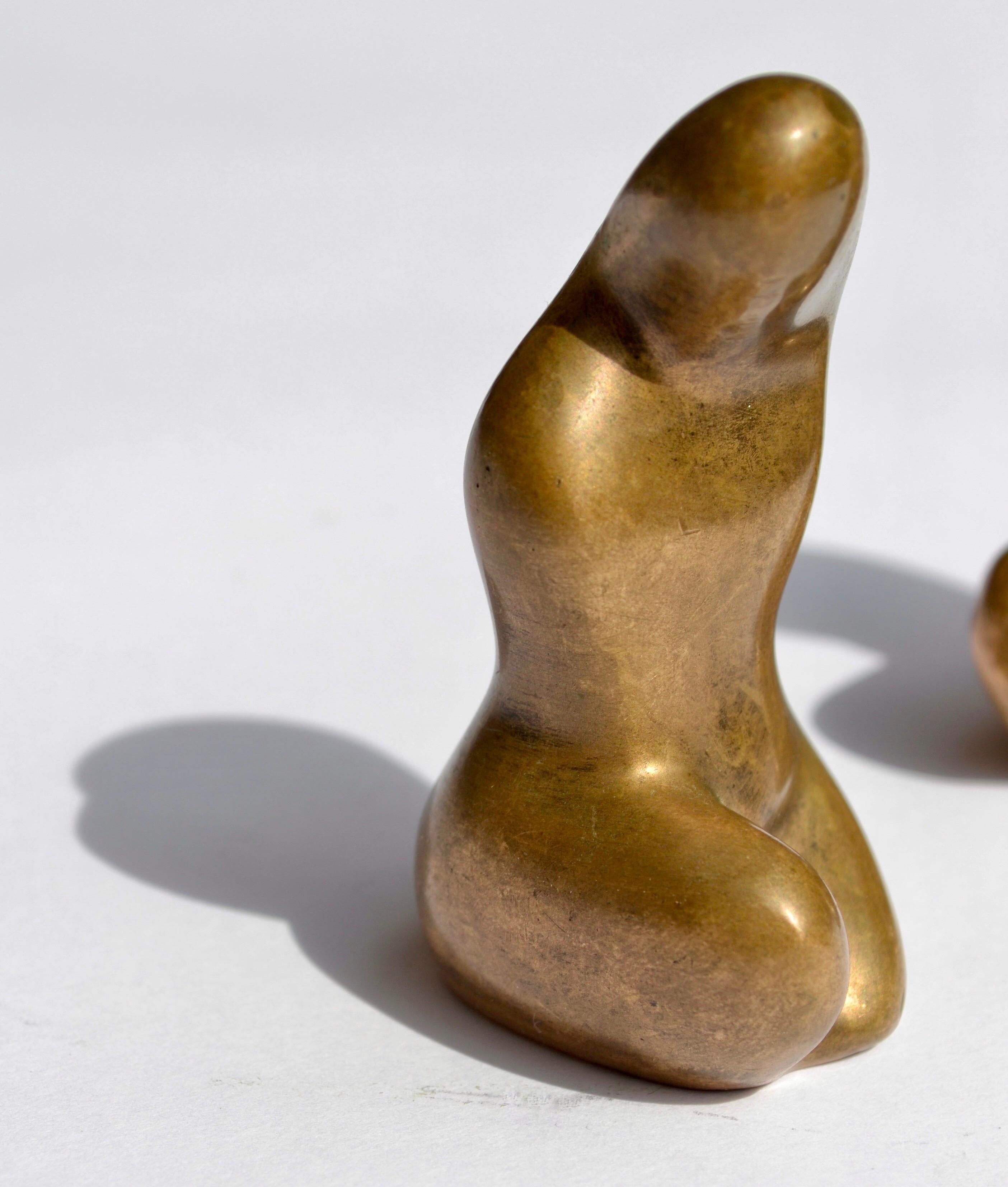 Una bella coppia di statuette in bronzo fuso degli anni '70, ciascuna delle quali raffigura una naiade stilizzata nello stile delle creazioni di Monique Gerber o Miguel Ortiz Berrocal. 

Queste eleganti figure mostrano dettagli intricati e linee